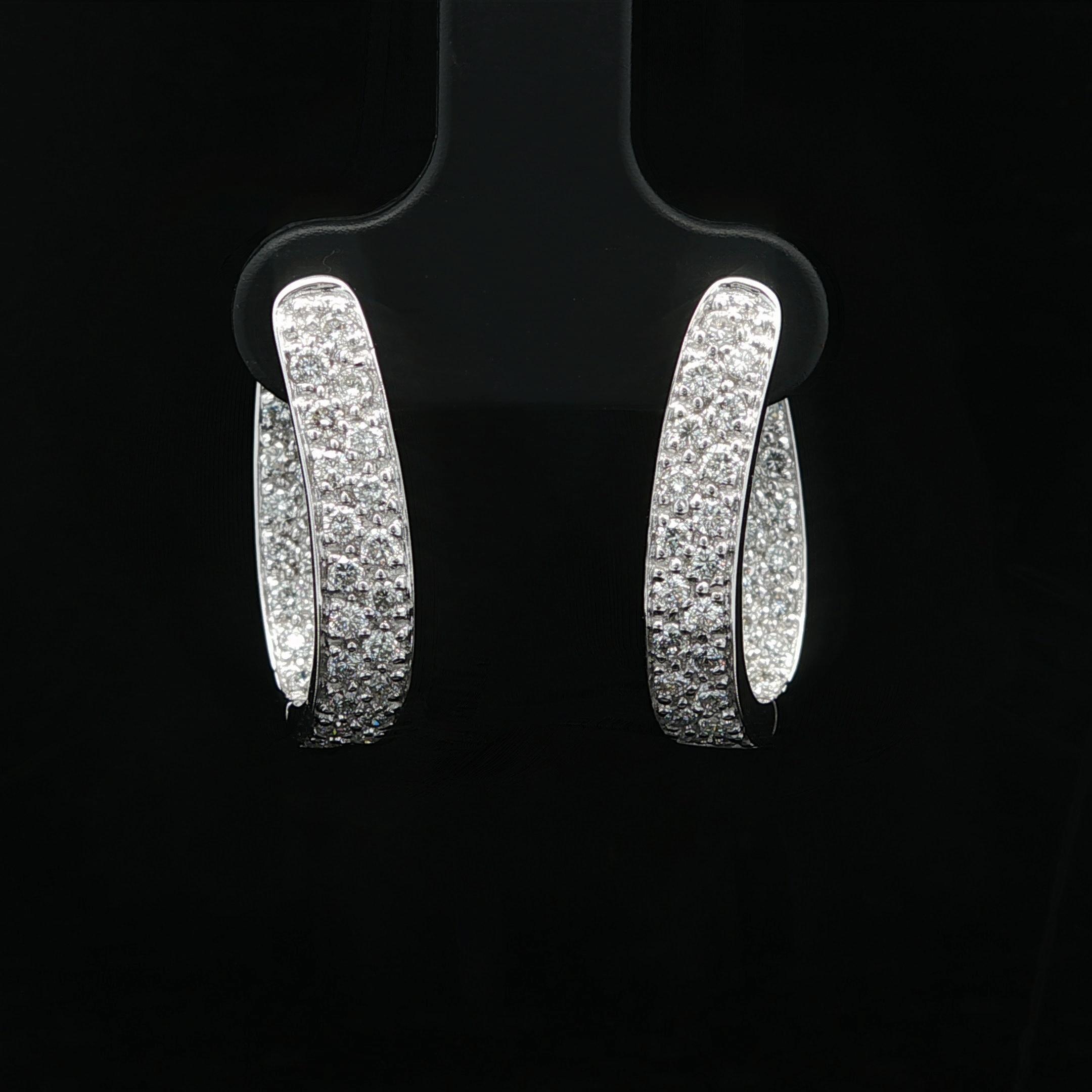 --Piedra(s):--
(70) Diamantes Genuinos Naturales - Talla Brillante Redonda - Engastados - Bonitos Diamantes Blancos Brillantes - 0,70ctw (aprox.)

Material: Oro blanco macizo de 14 quilates
Peso: 6,6 gramos
Cierre: Postes con cierre a presión (se