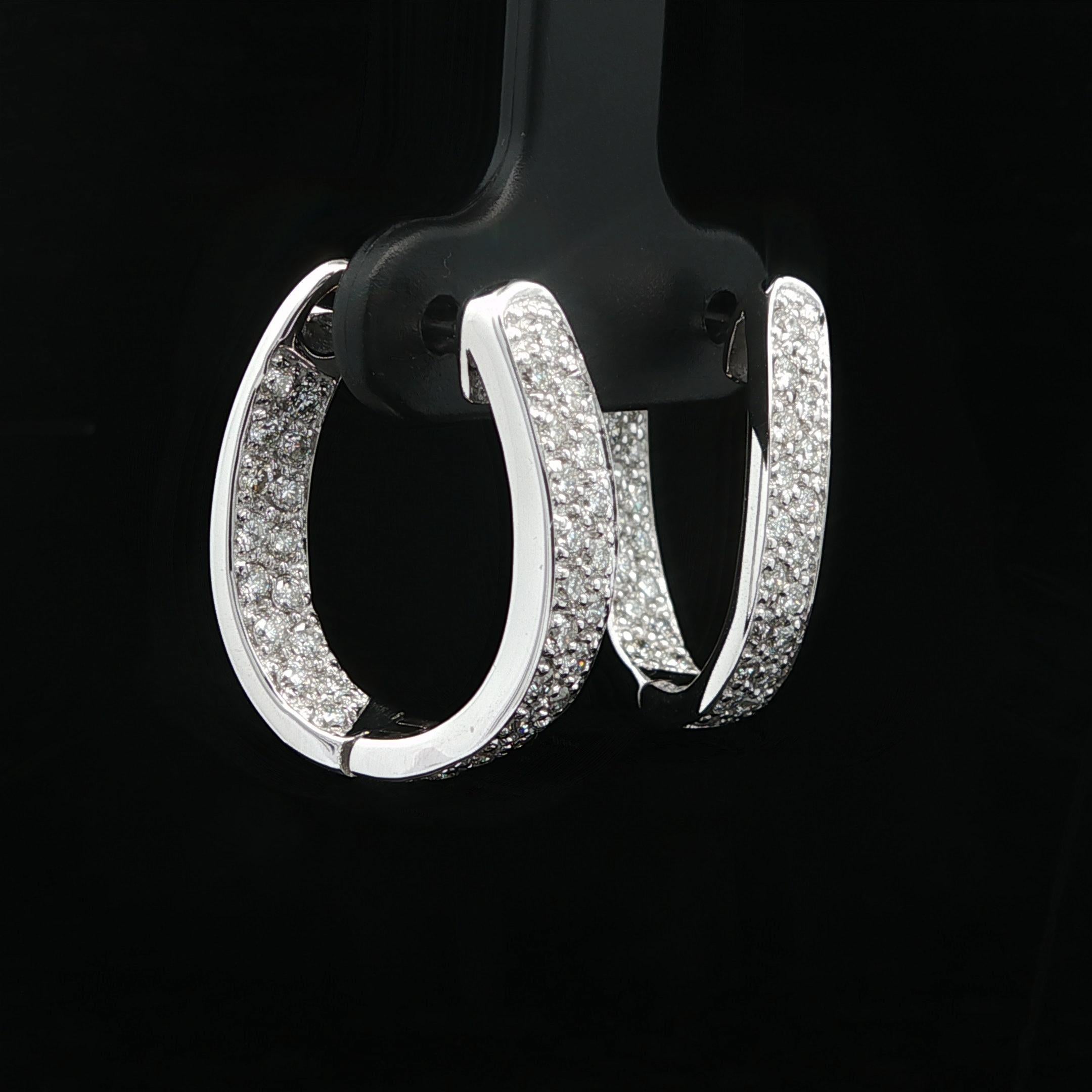 Pendientes de aro curvado con bisagra de oro blanco de 14k con pavé de diamantes de 0,70 ctw In & Out en Excelente estado para la venta en Montclair, NJ