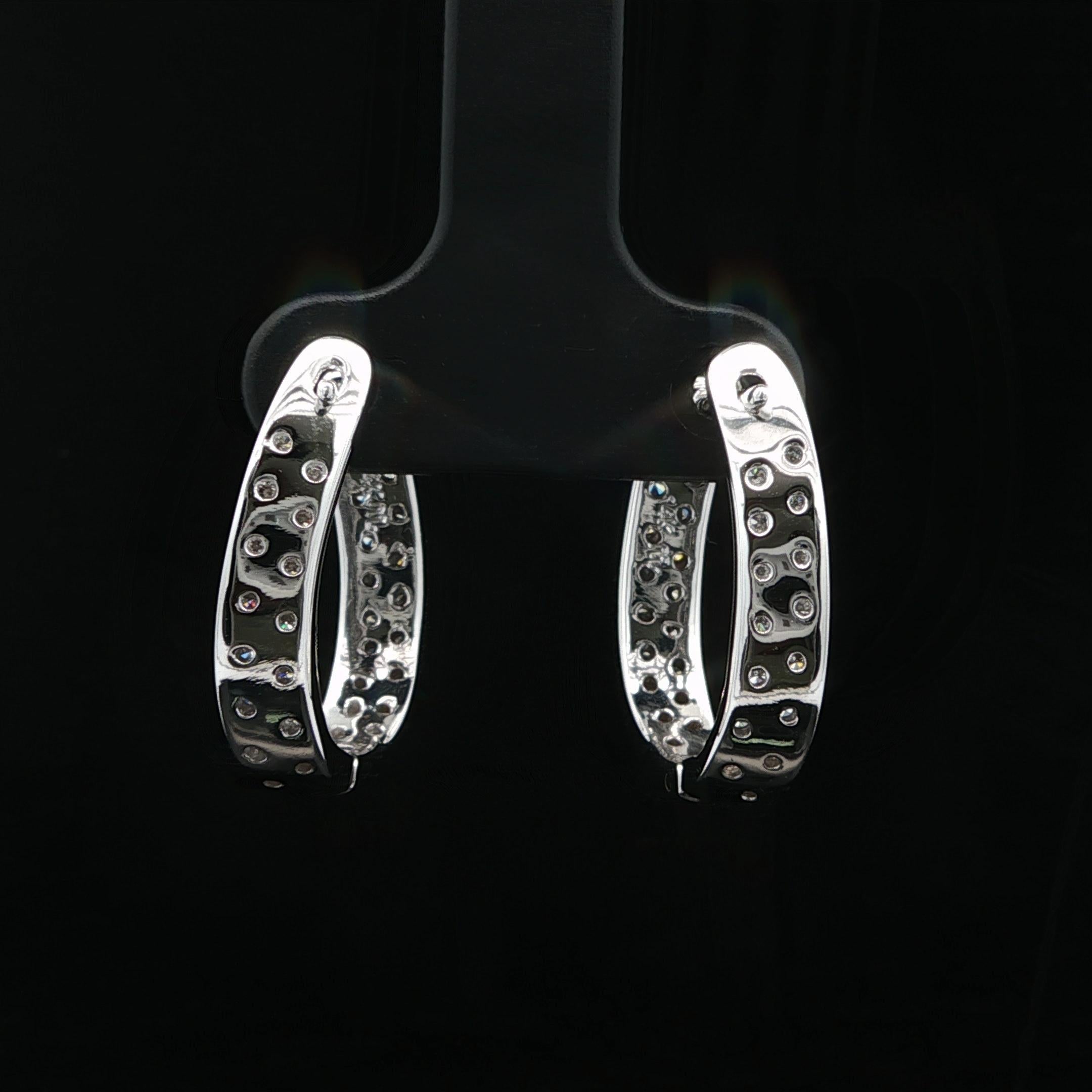 Pendientes de aro curvado con bisagra de oro blanco de 14k con pavé de diamantes de 0,70 ctw In & Out en venta 1