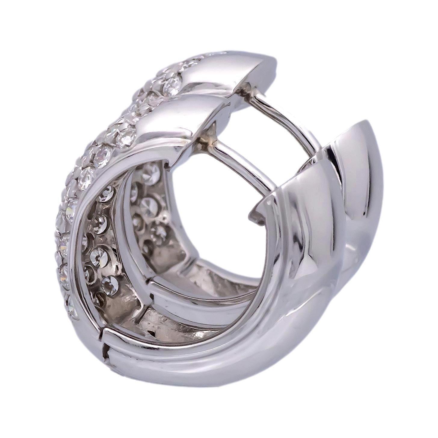 Moderne Boucles d'oreilles Huggie en or blanc 14K avec pavés et diamants ronds de 1,20ct en vente