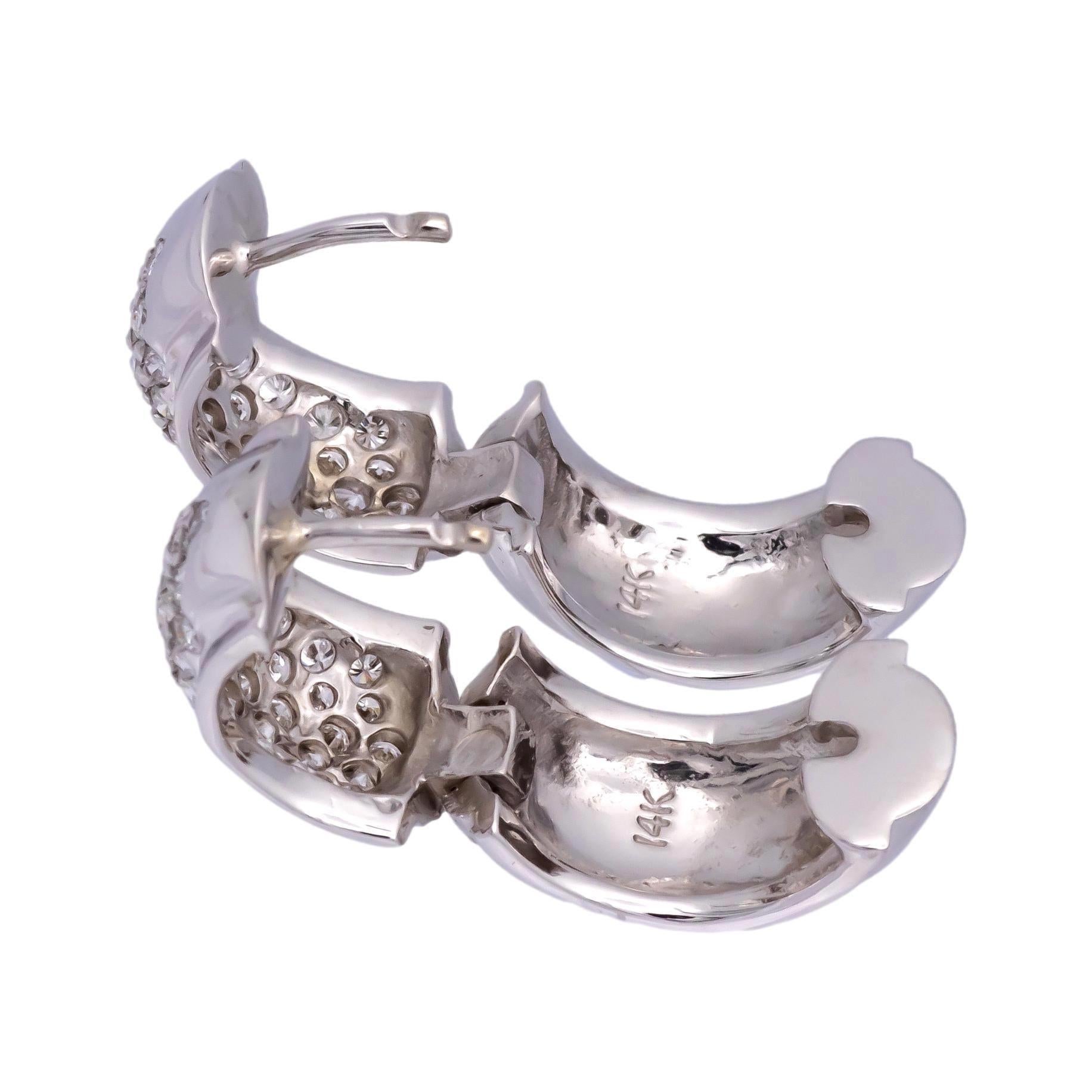 Boucles d'oreilles Huggie en or blanc 14K avec pavés et diamants ronds de 1,20ct Pour femmes en vente