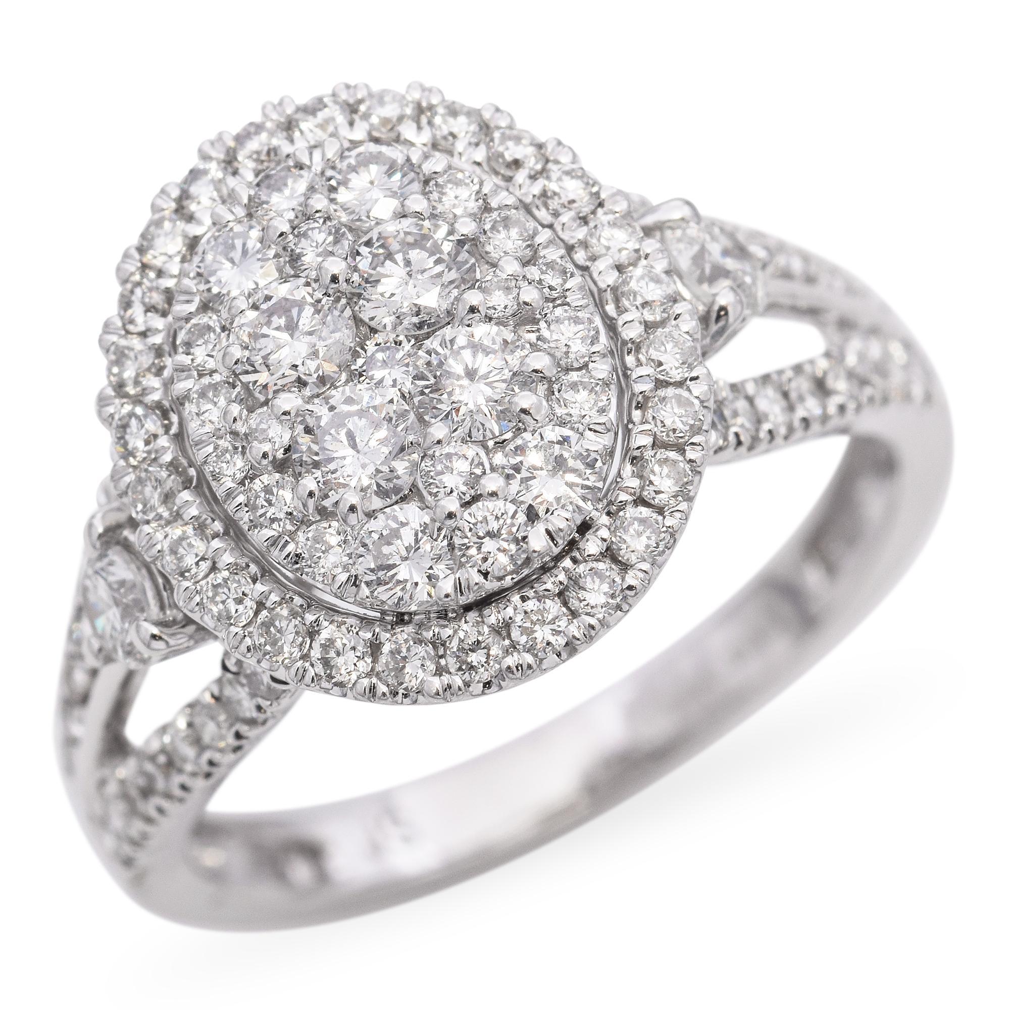Elegante e senza tempo, questo anello in oro bianco 14K presenta un'abbagliante pietra centrale circondata da un'aureola di scintillanti diamanti incastonati a pavé. La delicata incastonatura esalta la brillantezza da ogni angolazione, rendendolo
