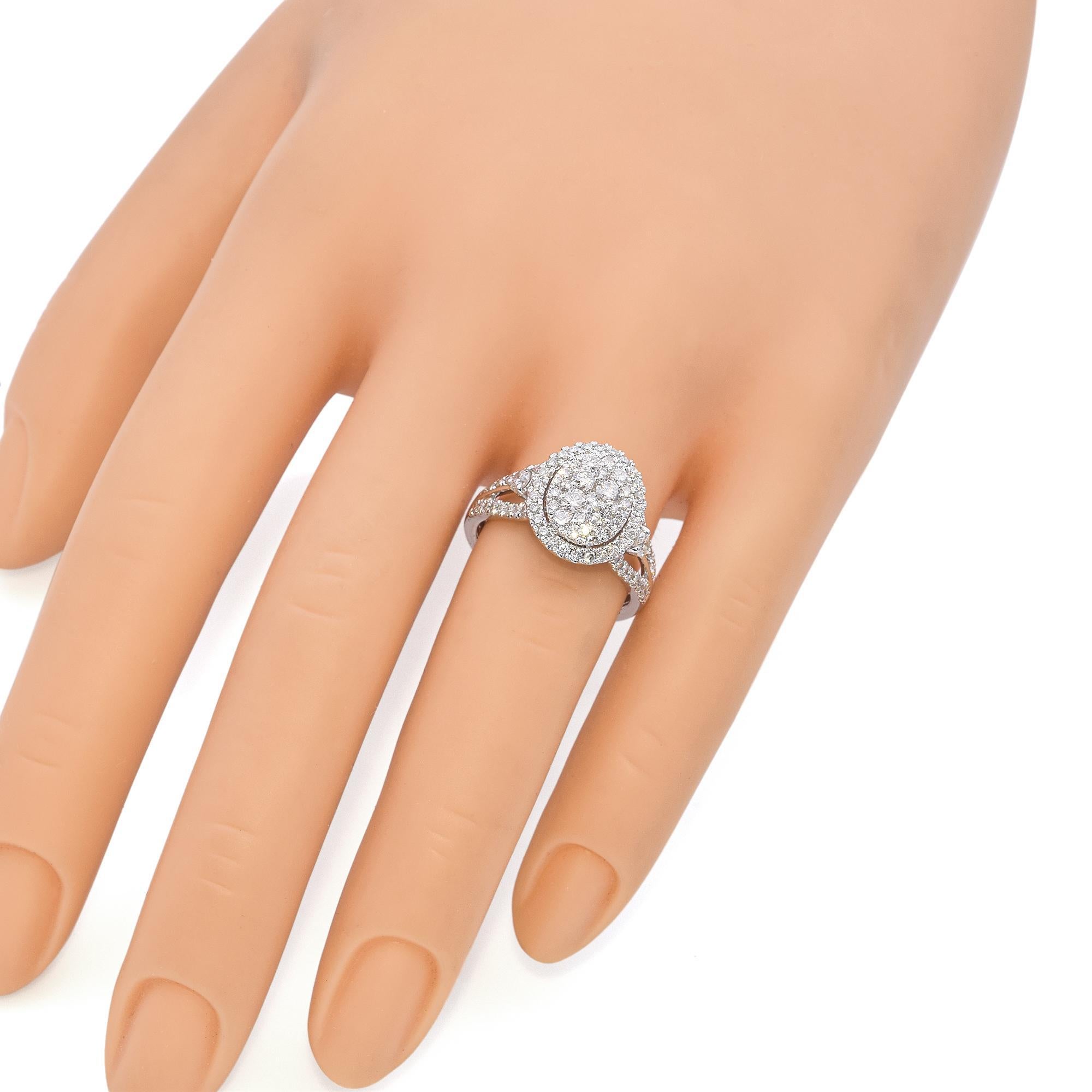 Contemporaneo Anello aureola con pavé di diamanti in oro bianco 14K in vendita