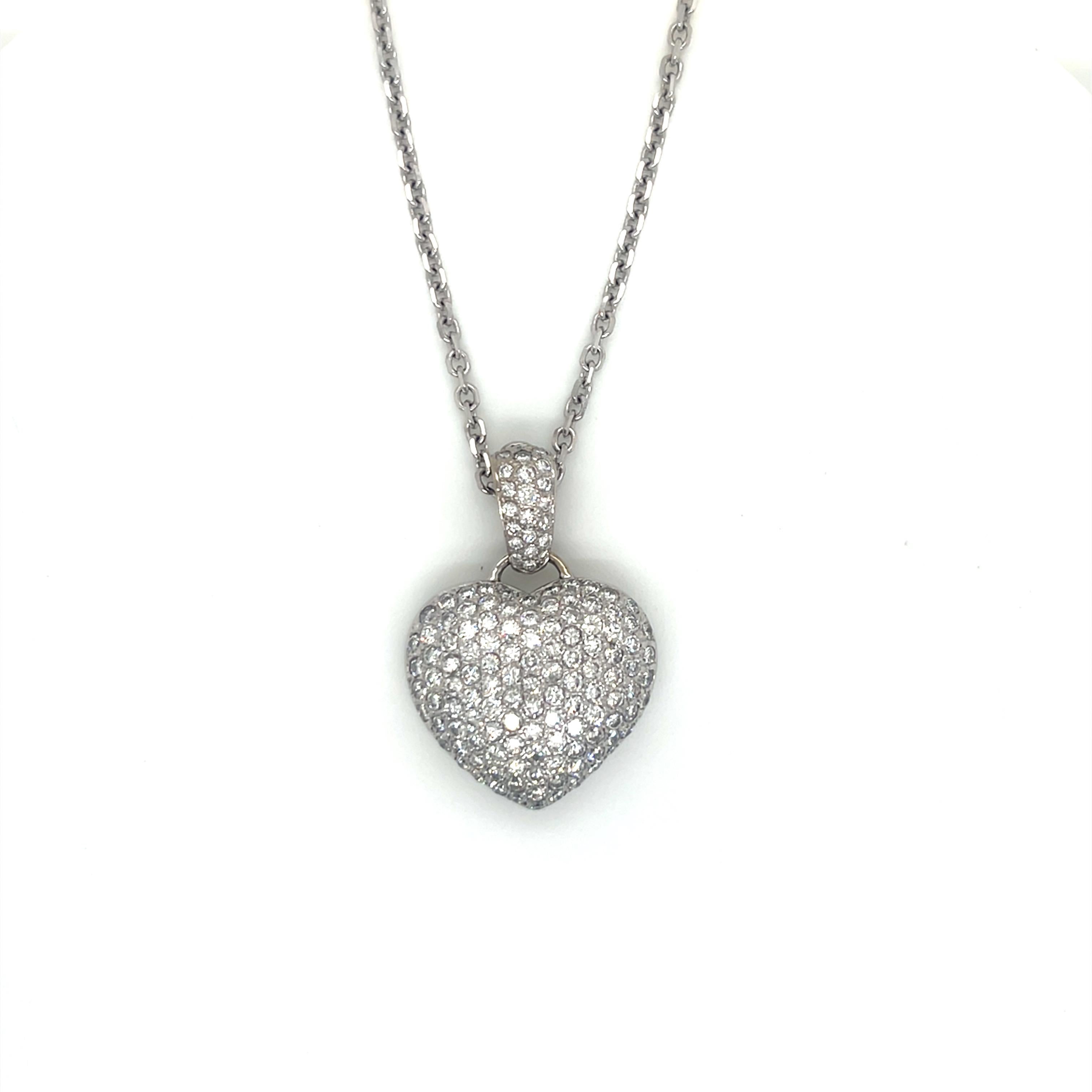 Collana con ciondolo a cuore con diamanti pavé in oro bianco 14K

Questo squisito pendente presenta un grazioso design a cuore realizzato in oro bianco 14K e impreziosito da 142 diamanti tondi taglio brillante per un totale di 3,38 carati, compresa