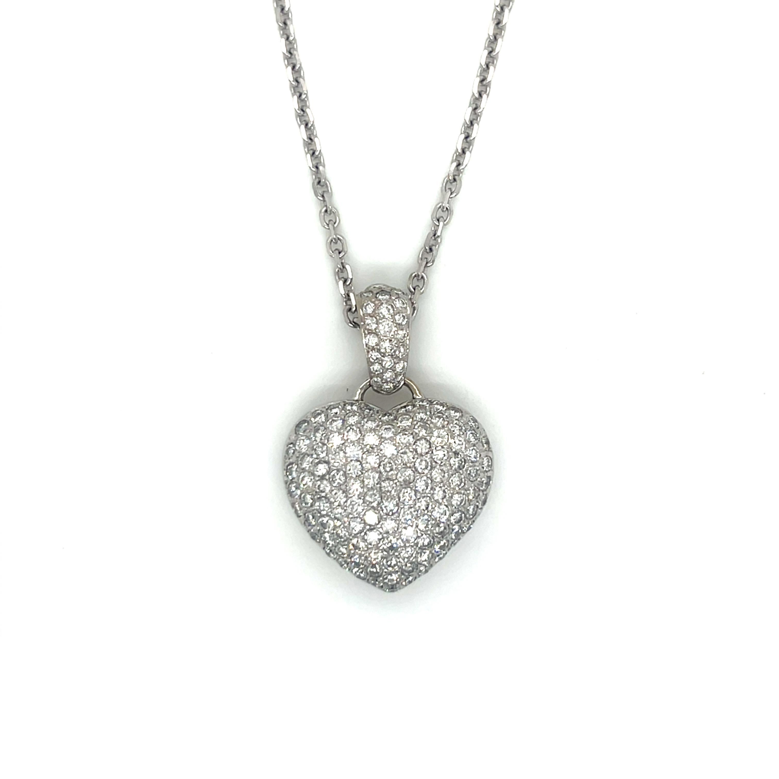 Moderno Collana con ciondolo a cuore con diamanti pavé in oro bianco 14K in vendita