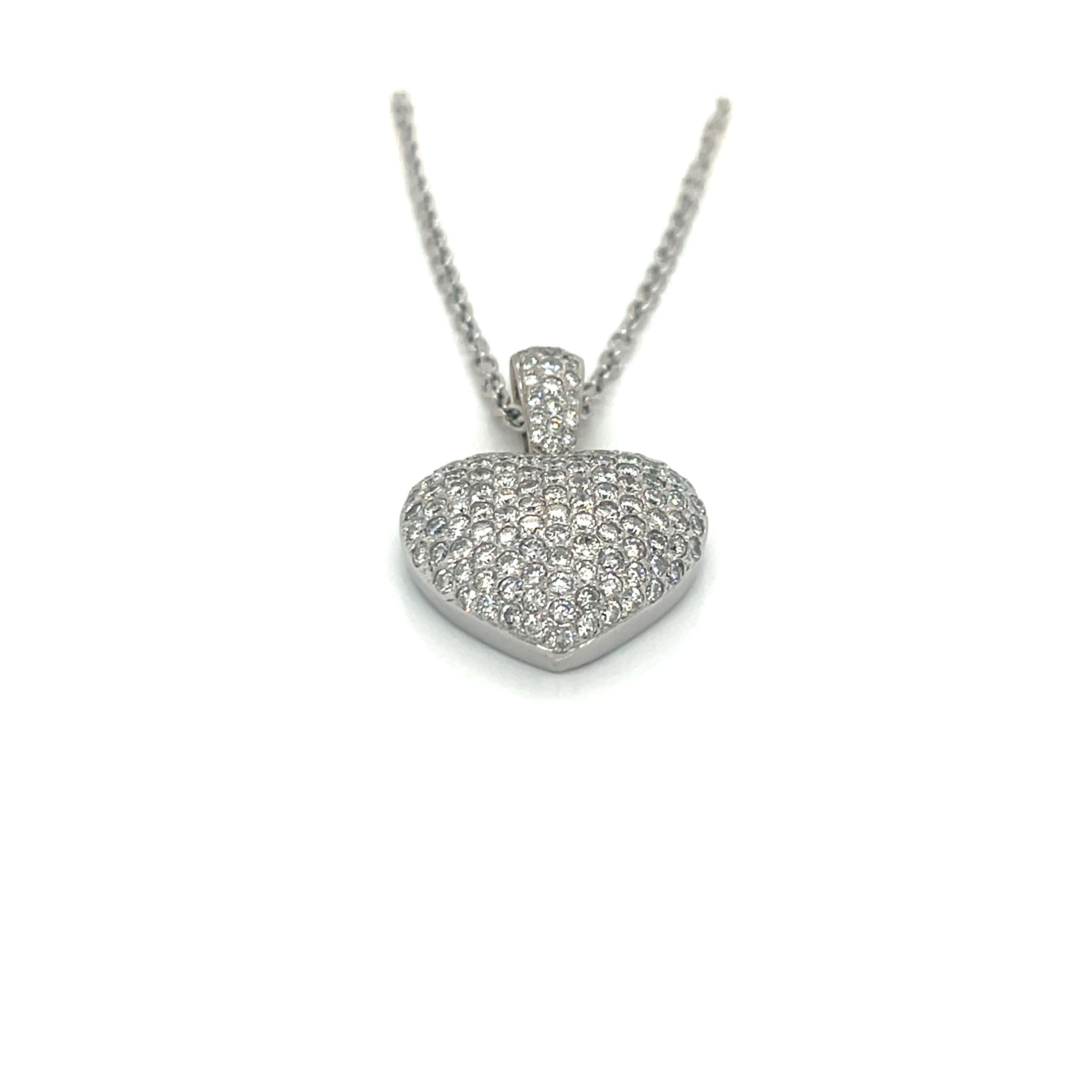 Taglio rotondo Collana con ciondolo a cuore con diamanti pavé in oro bianco 14K in vendita