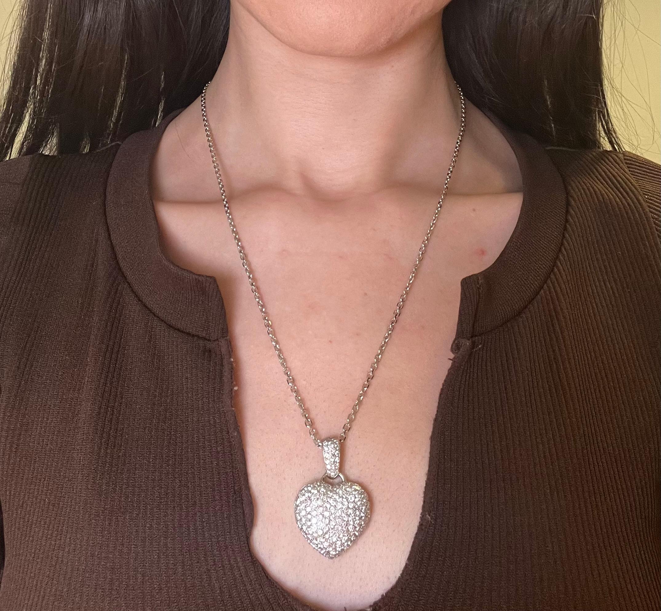 Collana con ciondolo a cuore con diamanti pavé in oro bianco 14K In condizioni Nuovo in vendita a Boston, MA