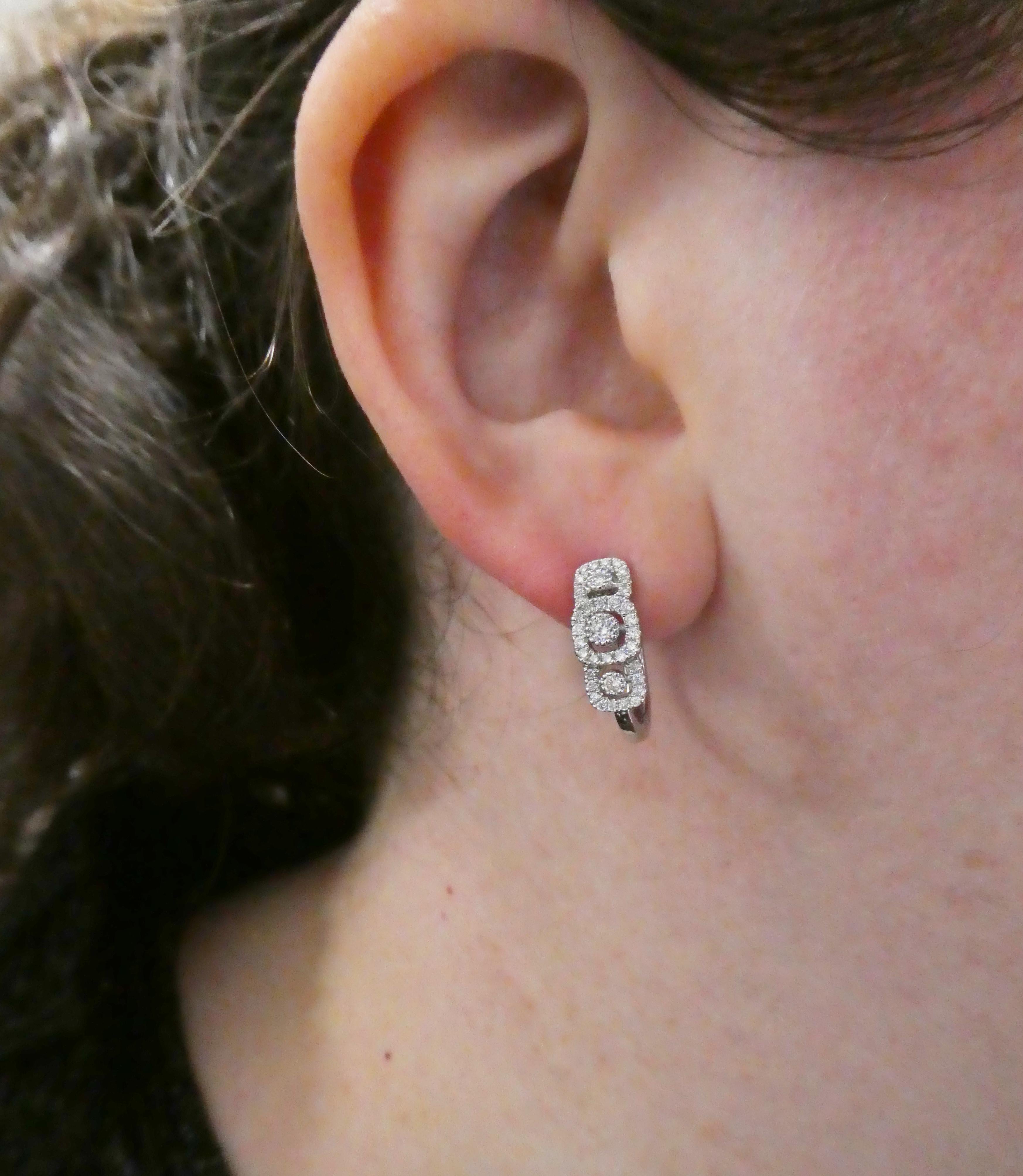 14 Karat White Gold Pavé Diamond Huggie Hoop Halo Earrings im Zustand „Gut“ in  Baltimore, MD
