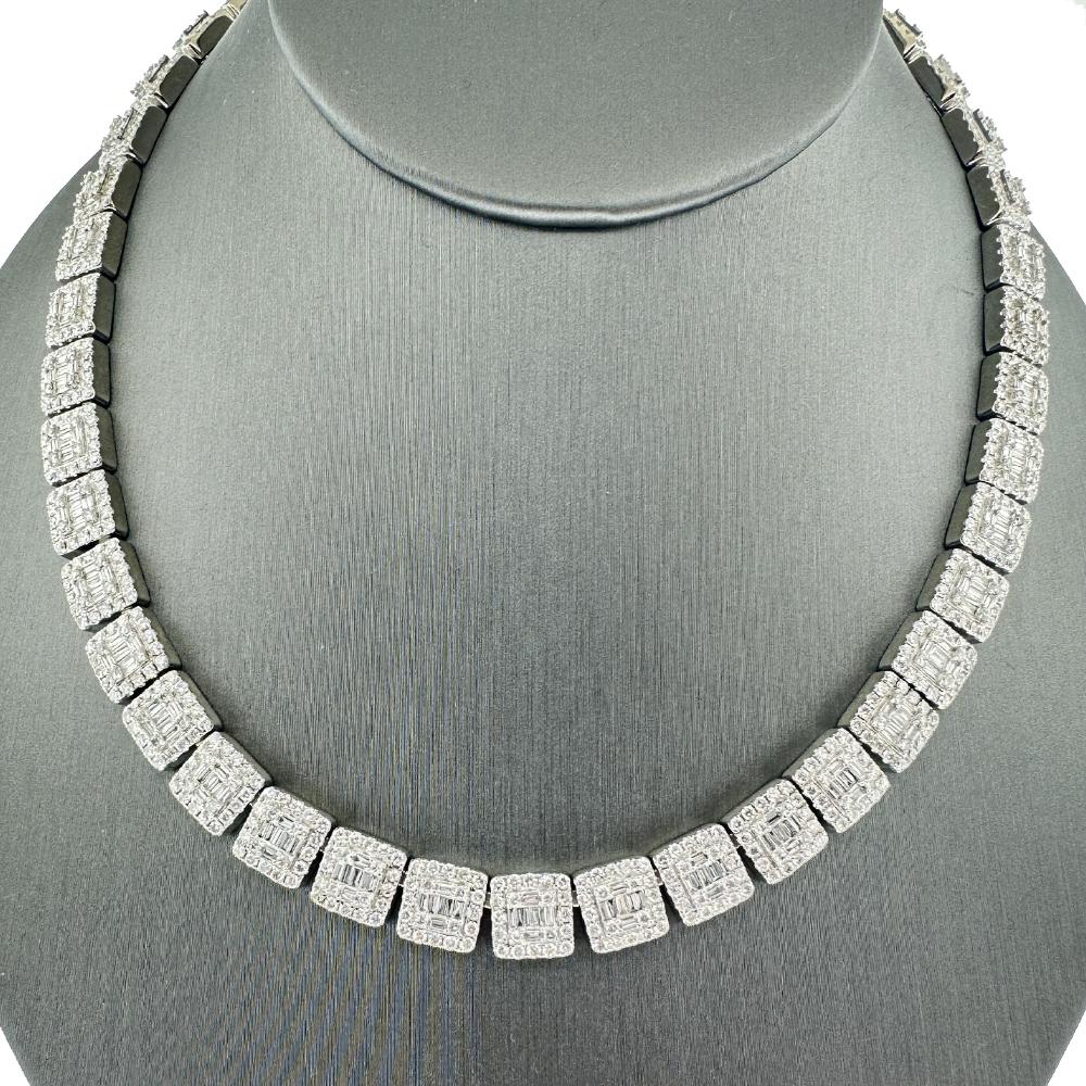 Das Unternehmen, das mit diesem exquisiten Schmuckstück in Verbindung gebracht wird, bleibt ungenannt. Diese Halskette mit ihrem atemberaubenden Design, das als Pave-Diamant-Halskette klassifiziert ist, ist aus hochwertigem 14-karätigem Weißgold