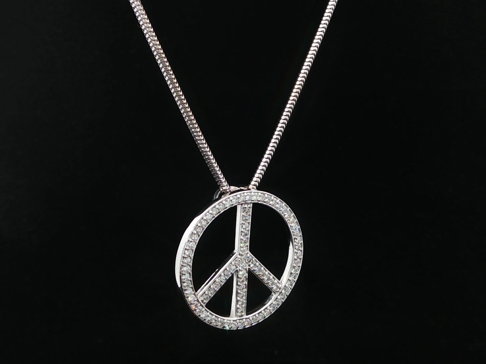Taglio brillante Collana con catena a serpente in oro bianco 14k con pavé di diamanti e segno di pace a forma di cerchio in vendita