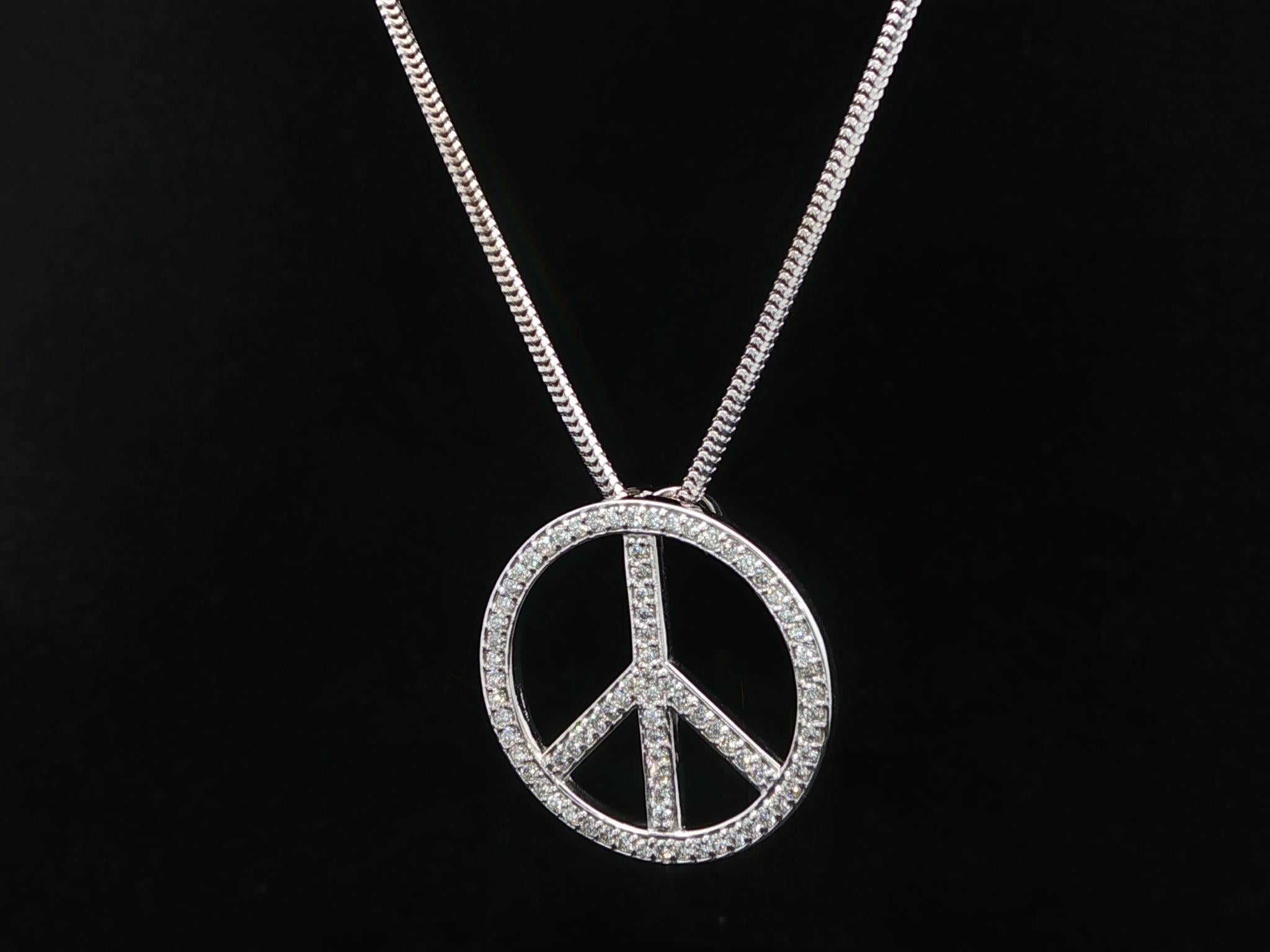 Collana con catena a serpente in oro bianco 14k con pavé di diamanti e segno di pace a forma di cerchio In condizioni buone in vendita a Montclair, NJ