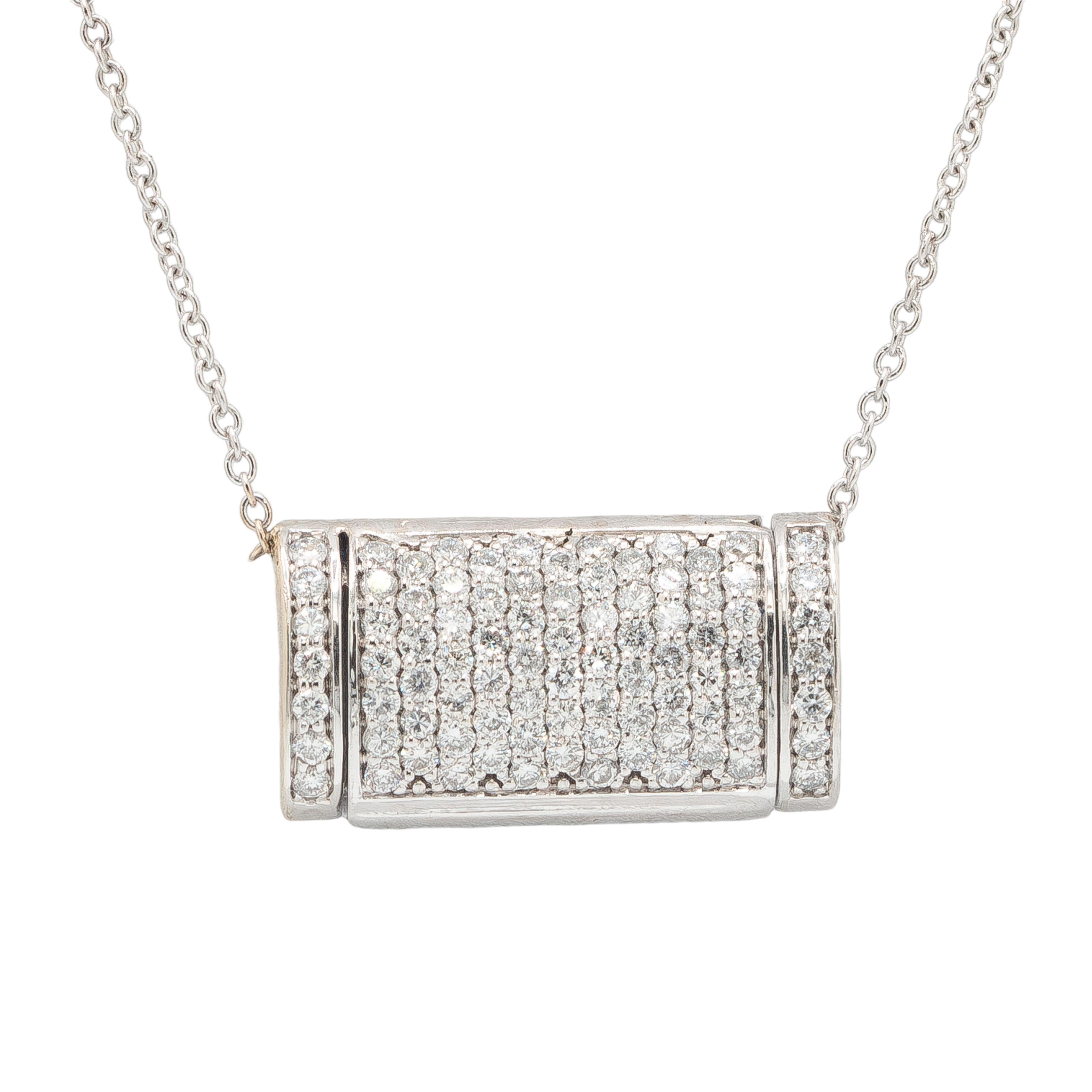 Questo elegante ciondolo rettangolare con pavé di diamanti in oro bianco 14 carati è uno scintillio e uno stile senza tempo. Con un peso totale di circa 1 carato di diamanti incastonati a pavé, questo pendente ha una forma rettangolare che aggiunge