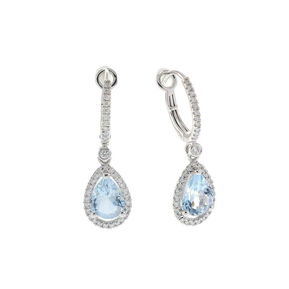 Eleganza da ogni punto di vista, questi orecchini in oro bianco 14K presentano acquamarine a forma di pera per un totale di 1,90 carati, ciascuna sospesa in una scintillante aureola di diamanti. Un diamante incastonato collega la goccia a un cerchio
