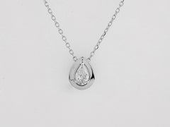 Collier pendentif solitaire en or blanc 14 carats avec diamant taille poire serti à la main