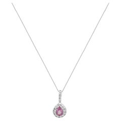 Collana con ciondolo in oro bianco 14 carati con zaffiro rosa taglio a pera e diamanti rotondi a corona