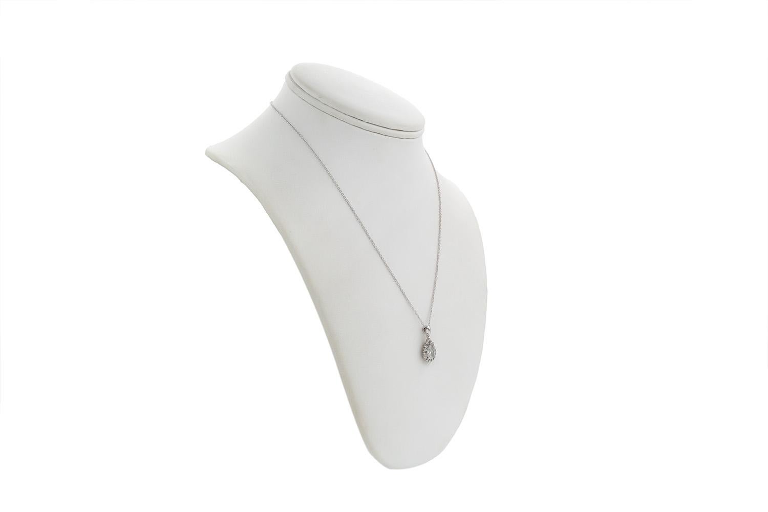 14 Karat Weißgold Halskette mit Diamant-Halo-Anhänger in Birne 1,33 Karat (Tropfenschliff) im Angebot
