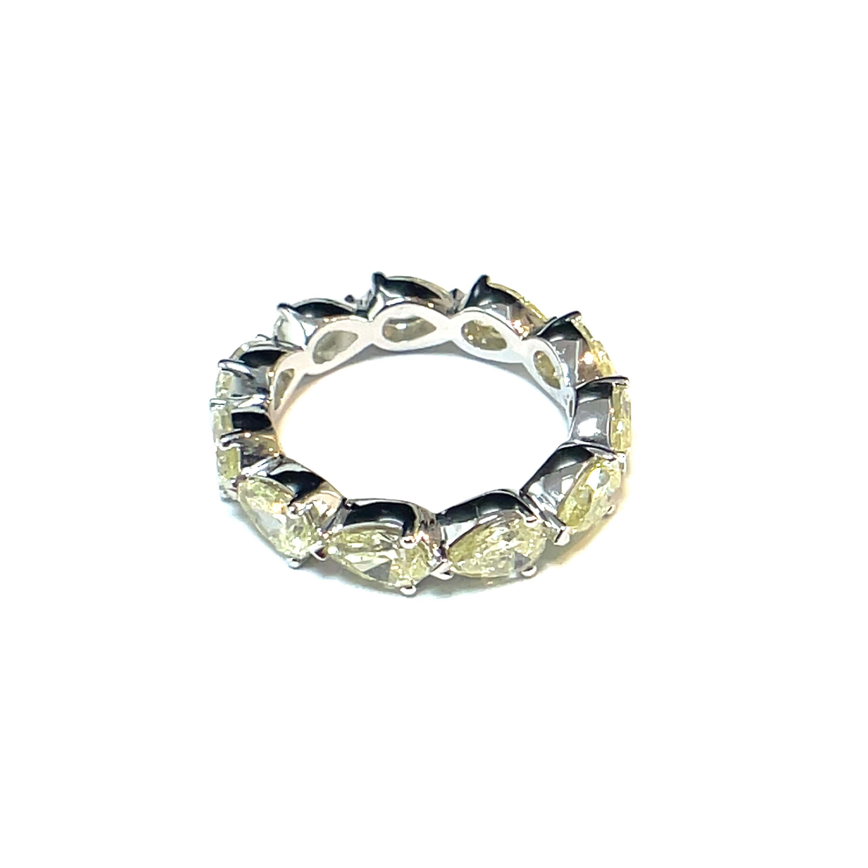Scopri la squisita bellezza della nostra Infinity Band, realizzata in lussuoso oro bianco 14 carati e impreziosita da splendidi diamanti gialli. Questo elegante anello ha un peso totale di 4 carati di diamanti, con un'accattivante serie di diamanti