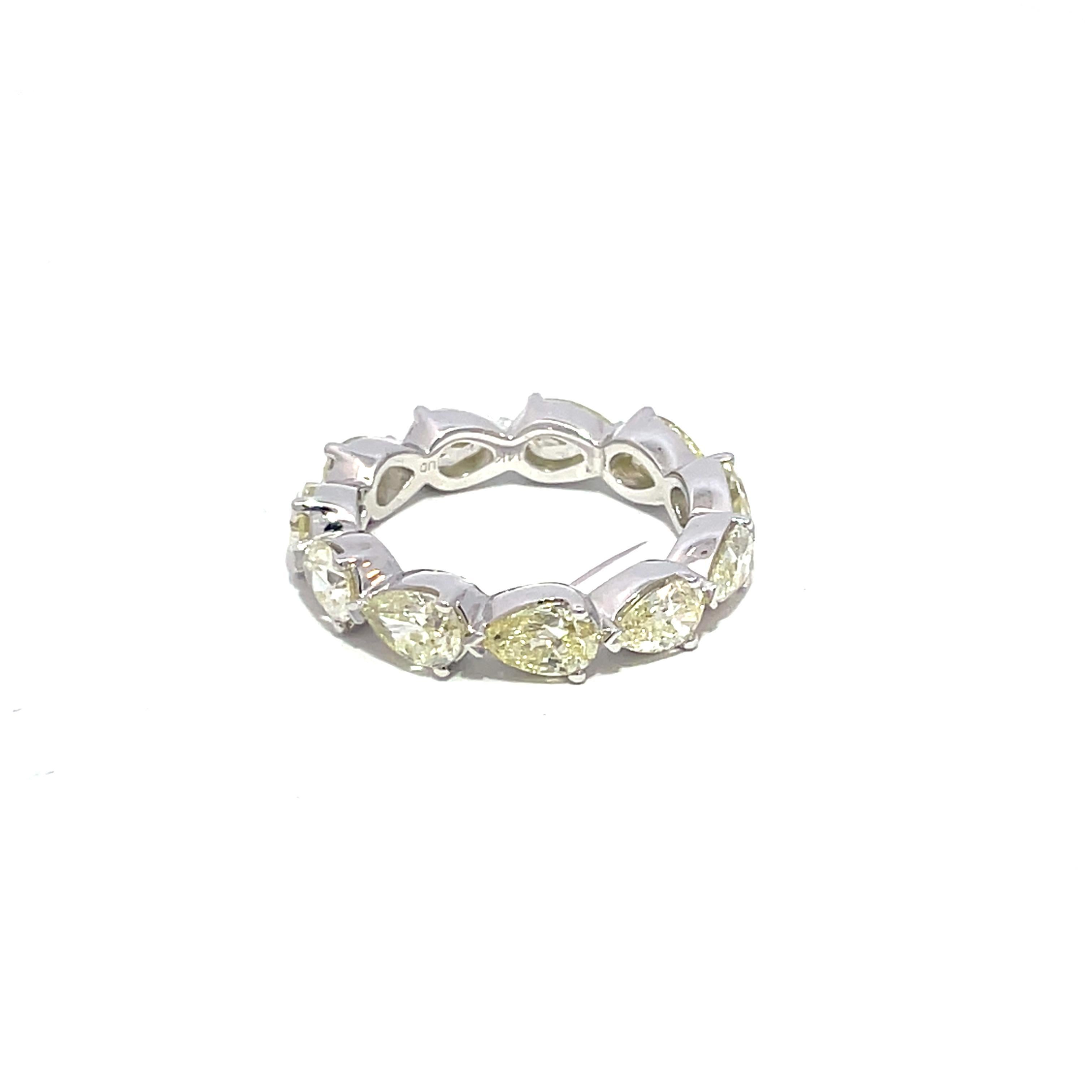 Moderno Fascia infinita con diamante a pera in oro bianco 14K in vendita
