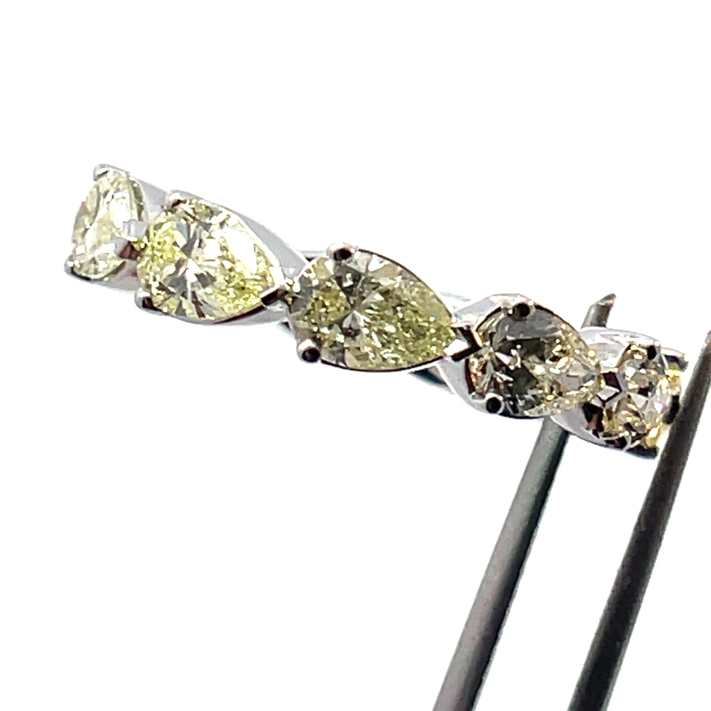 Taglio a goccia Fascia infinita con diamante a pera in oro bianco 14K in vendita
