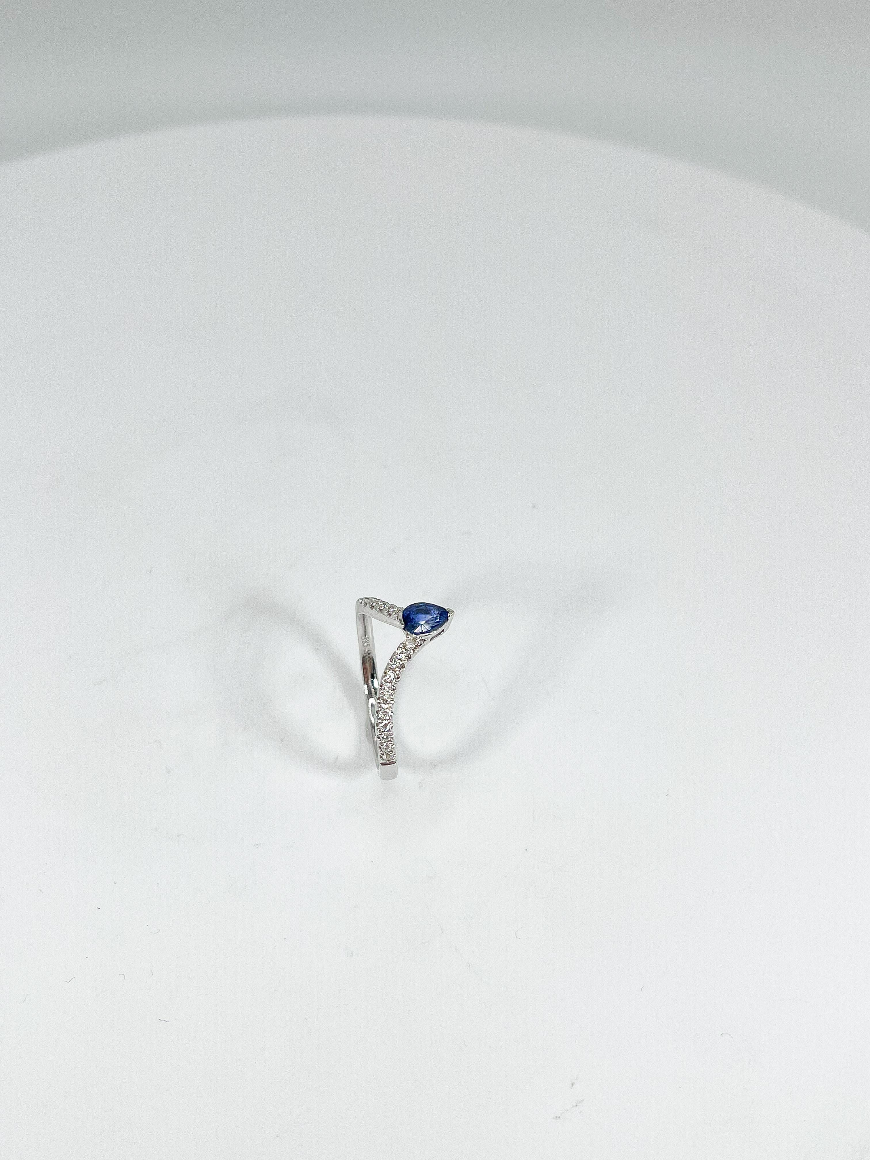 14K White Gold Pear Sapphire and Diamond V Shaped Ring In Excellent Condition For Sale In Stuart, FL