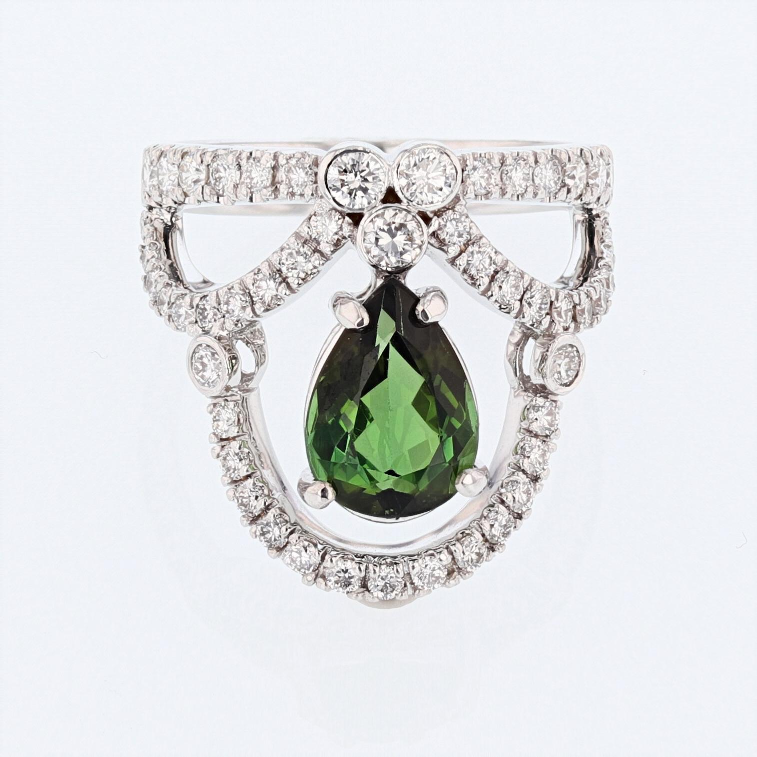 Cette bague en or blanc 14 carats présente un diadème et une tourmaline verte de 2,25 ct en forme de poire sertie. Comprend également 50 diamants ronds pesant 1.08ct, sertis en griffe, de couleur (H) et de pureté (SI1)