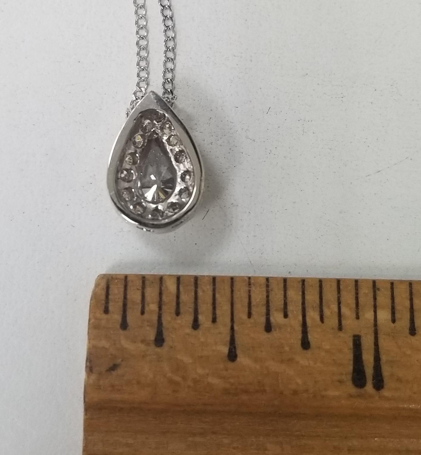 Contemporaneo Ciondolo con diamante a forma di pera in oro bianco 14 carati con incastonatura a raggiera in vendita