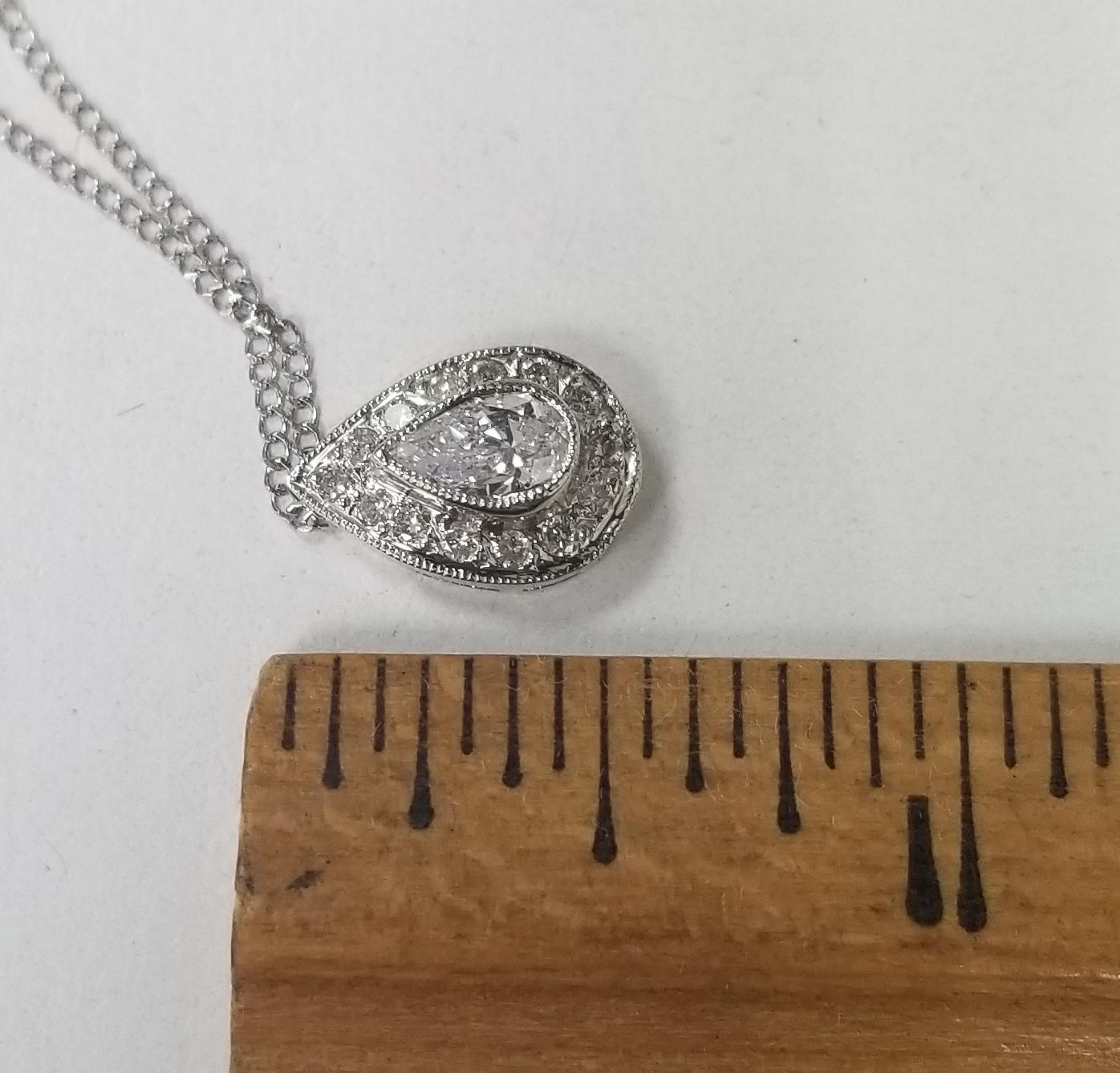 Taglio a goccia Ciondolo con diamante a forma di pera in oro bianco 14 carati con incastonatura a raggiera in vendita