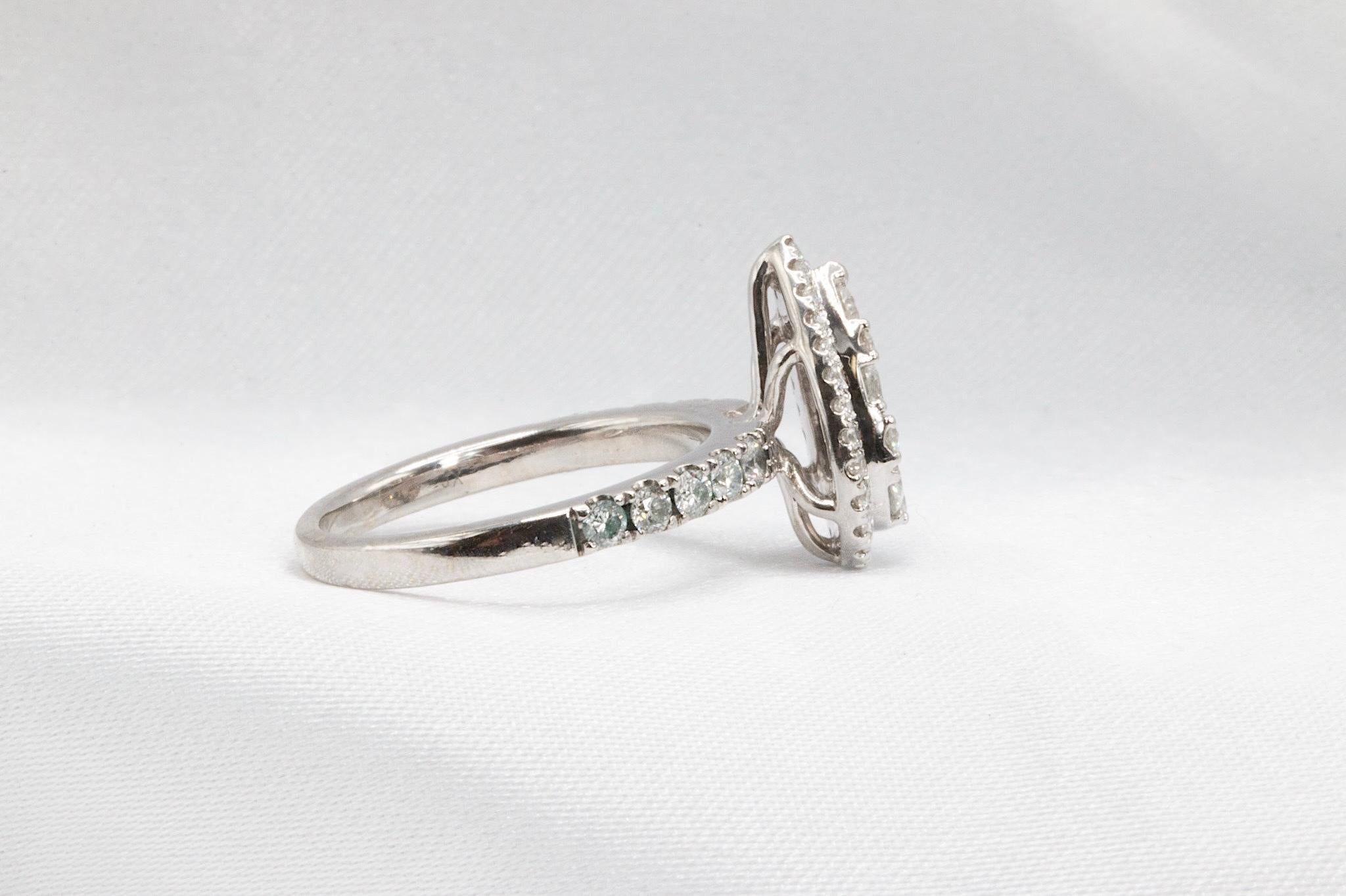 Taille ronde Or blanc 14K en forme de poire 1.25 ctw. Bague en diamant en vente