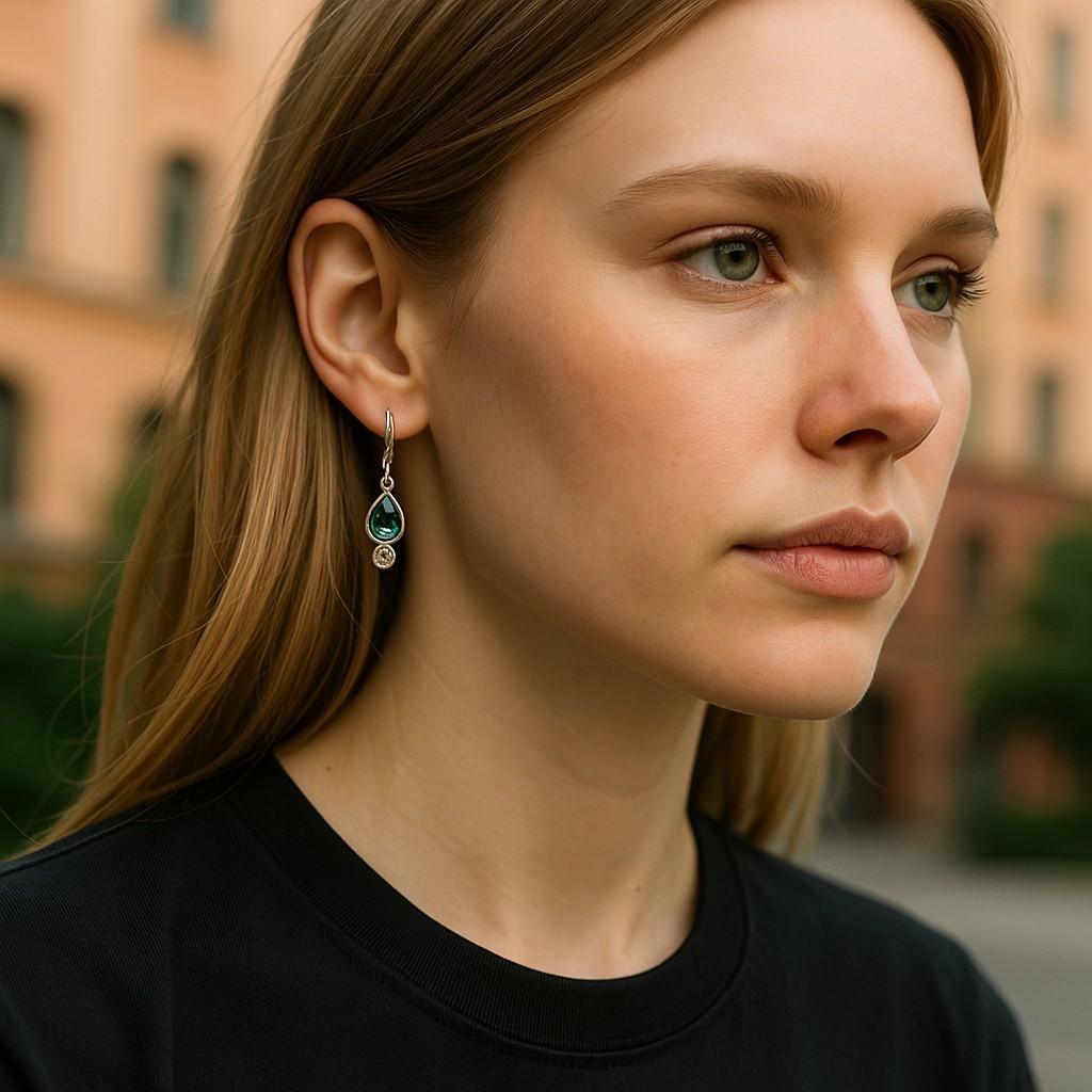 Eleganza e lusso quotidiano

Infondi nel tuo look quotidiano una vibrante eleganza con questi orecchini Lever Back in oro bianco 14K, che mostrano una graziosa coppia di smeraldi a forma di pera e diamanti scintillanti. Due smeraldi incastonati,