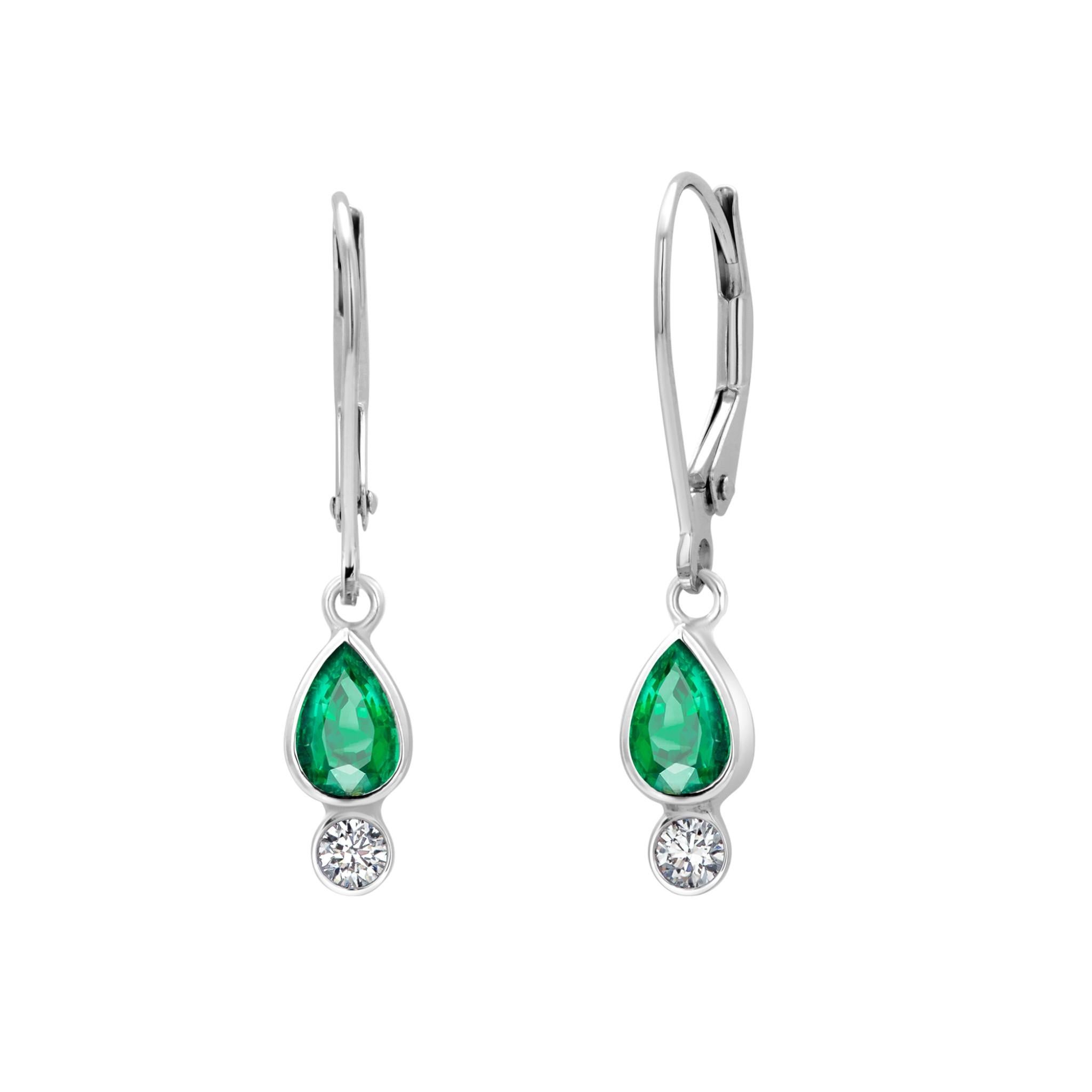 Boucles d'oreilles à levier en or blanc 14K avec émeraudes en forme de poire et diamants Neuf - En vente à New York, NY