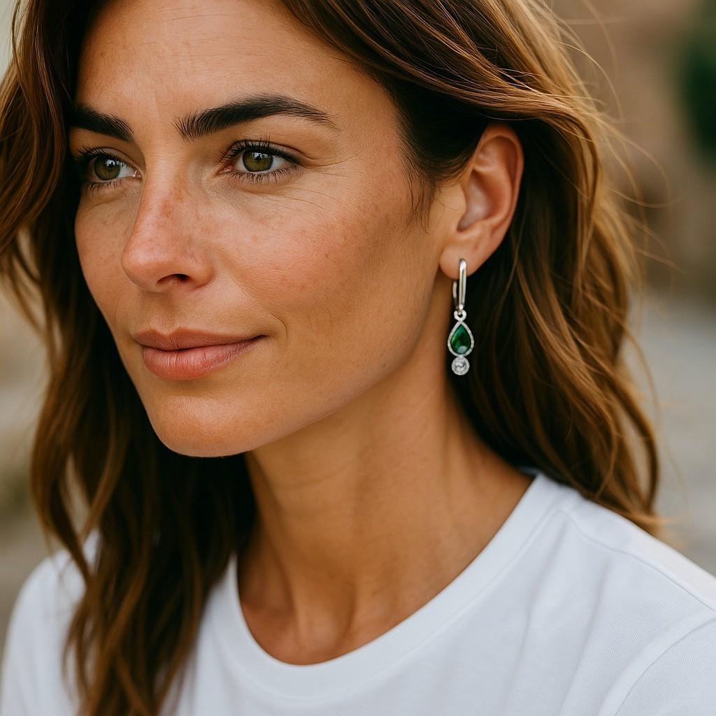 Orecchini a leva in oro bianco 14K con smeraldo a forma di pera e diamanti In condizioni Nuovo in vendita a New York, NY
