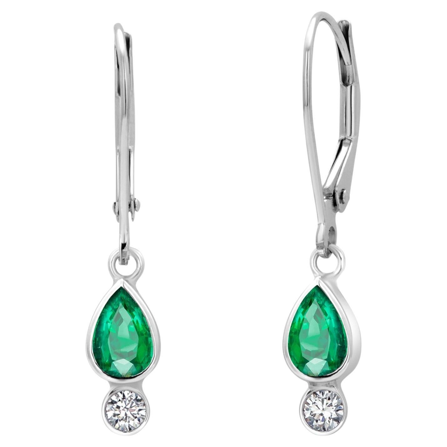 Boucles d
oreilles à levier en or blanc 14K avec émeraudes en forme de poire et diamants en vente