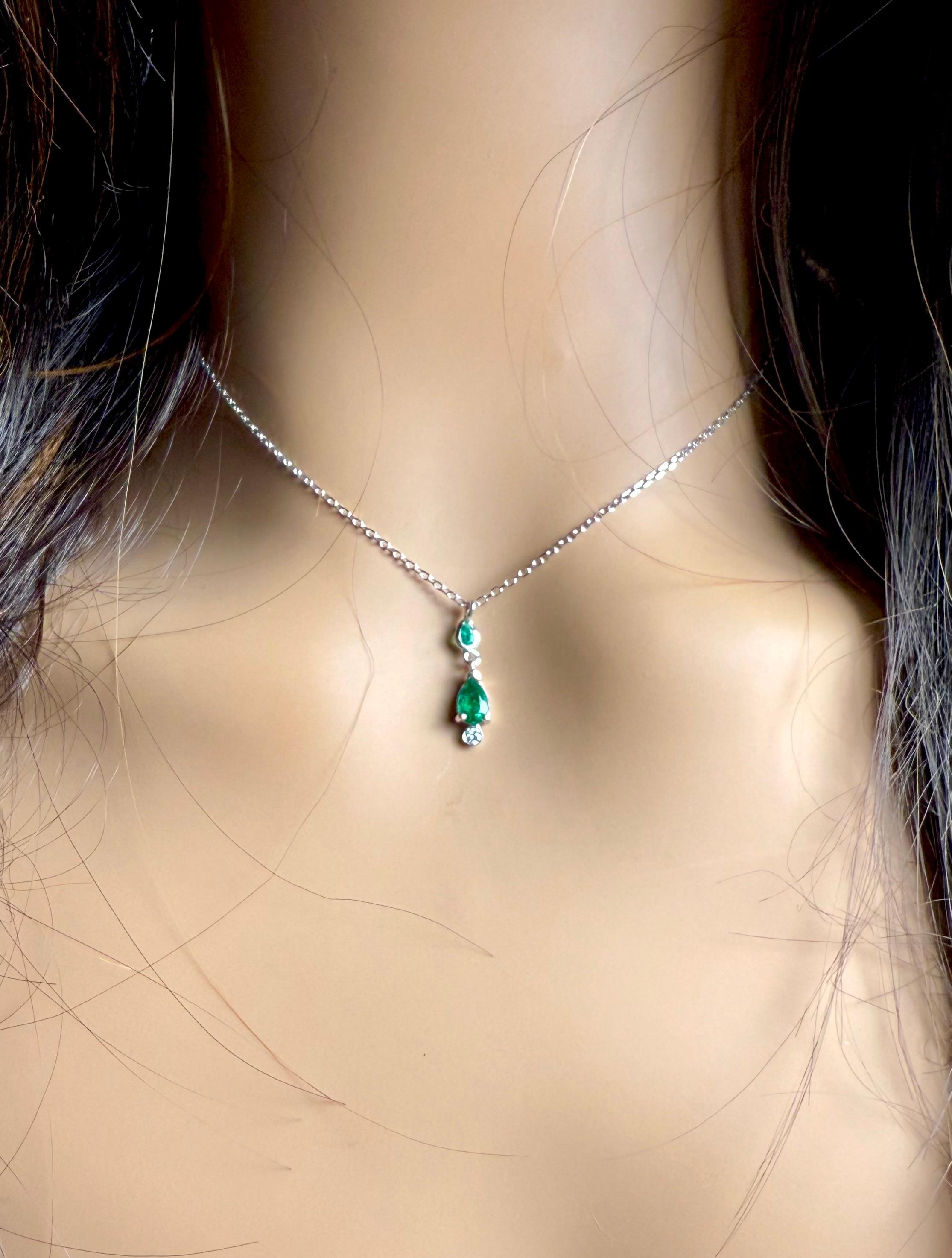 Moderne Collier pendentif en or blanc 14 carats en forme de poire avec émeraudes et diamants de 17 pouces en vente