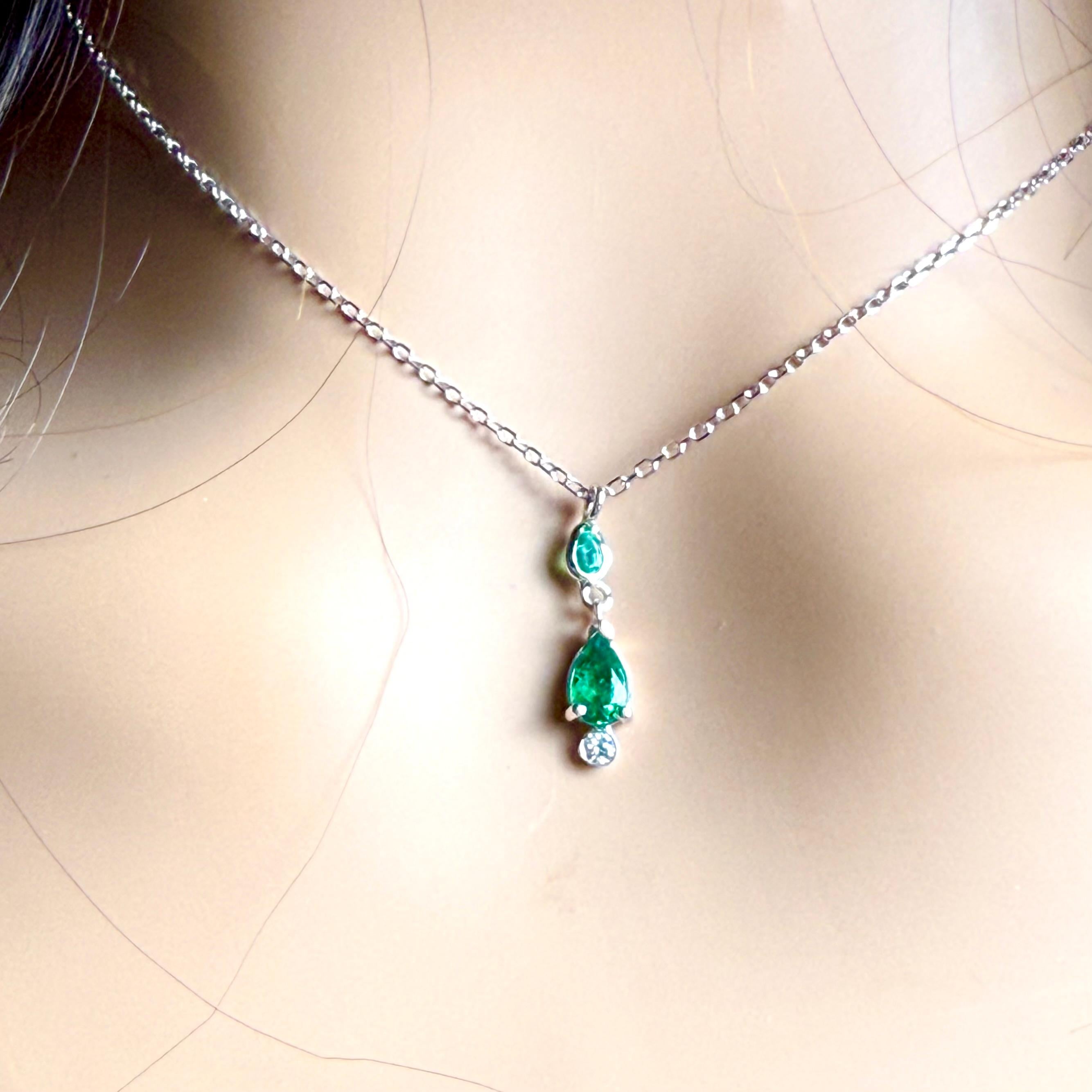 Taille poire Collier pendentif en or blanc 14 carats en forme de poire avec émeraudes et diamants de 17 pouces en vente
