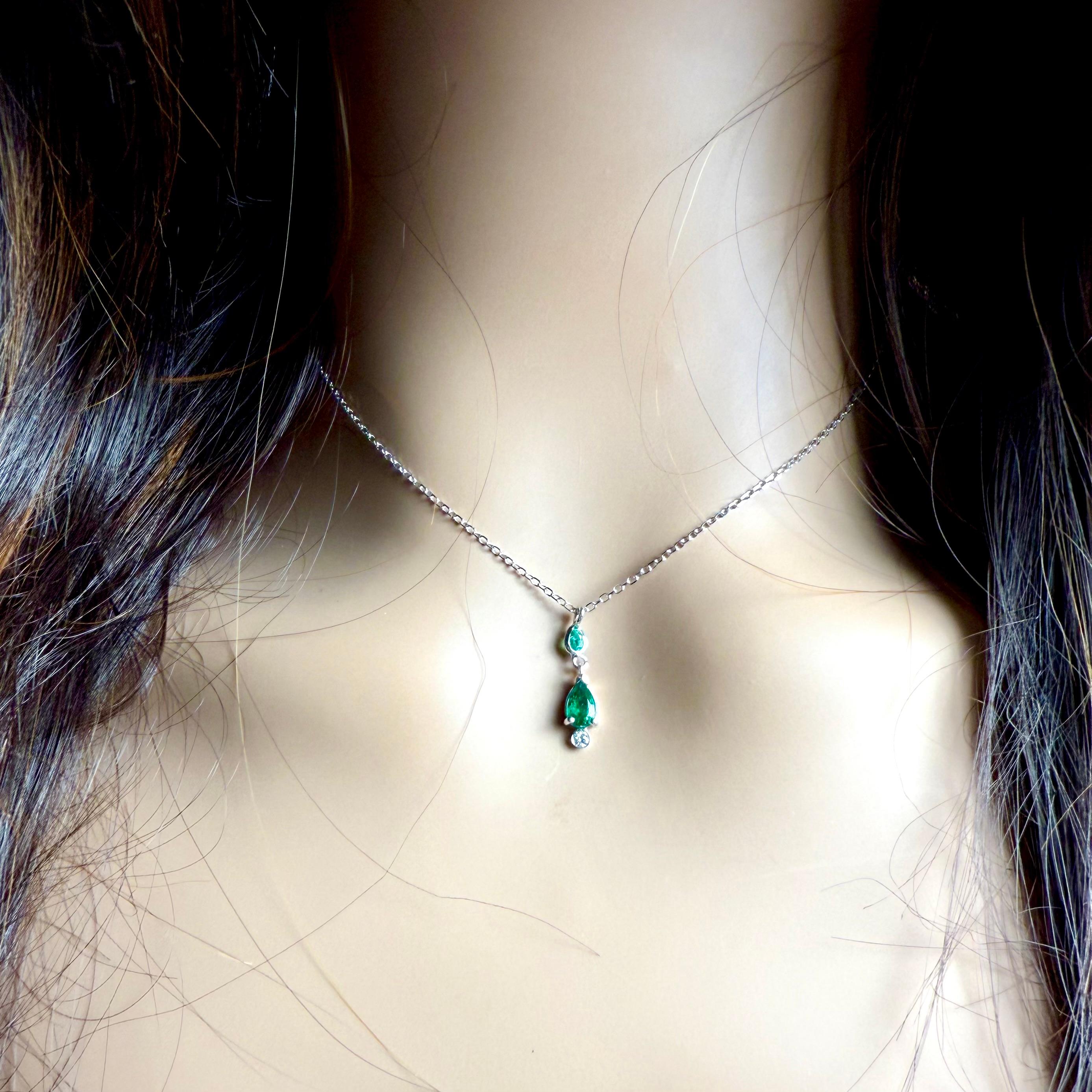 Collier pendentif en or blanc 14 carats en forme de poire avec émeraudes et diamants de 17 pouces Neuf - En vente à New York, NY