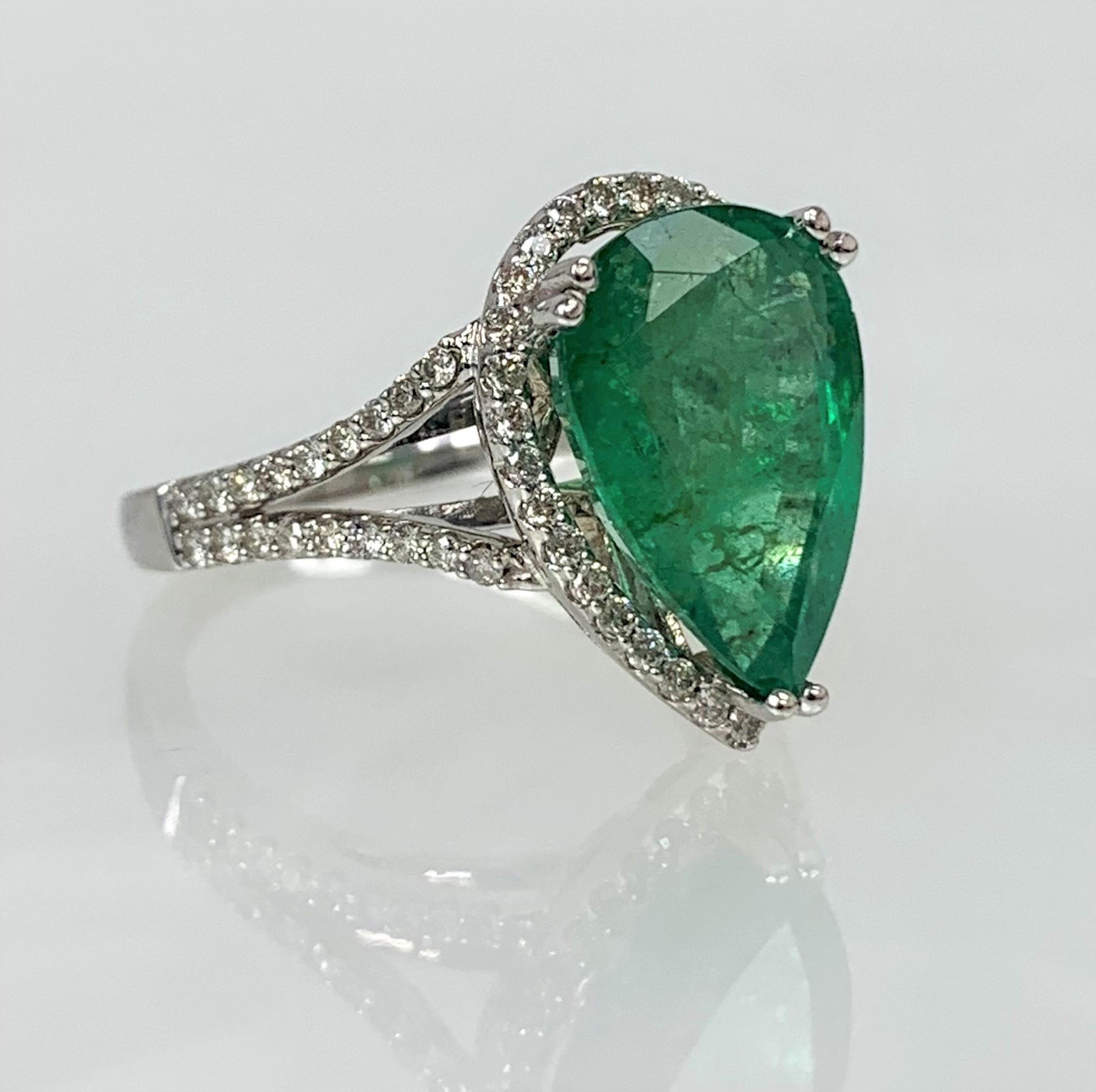 Contemporary 14K White Gold Pear Shaped Emerald Diamond Ring For Sale