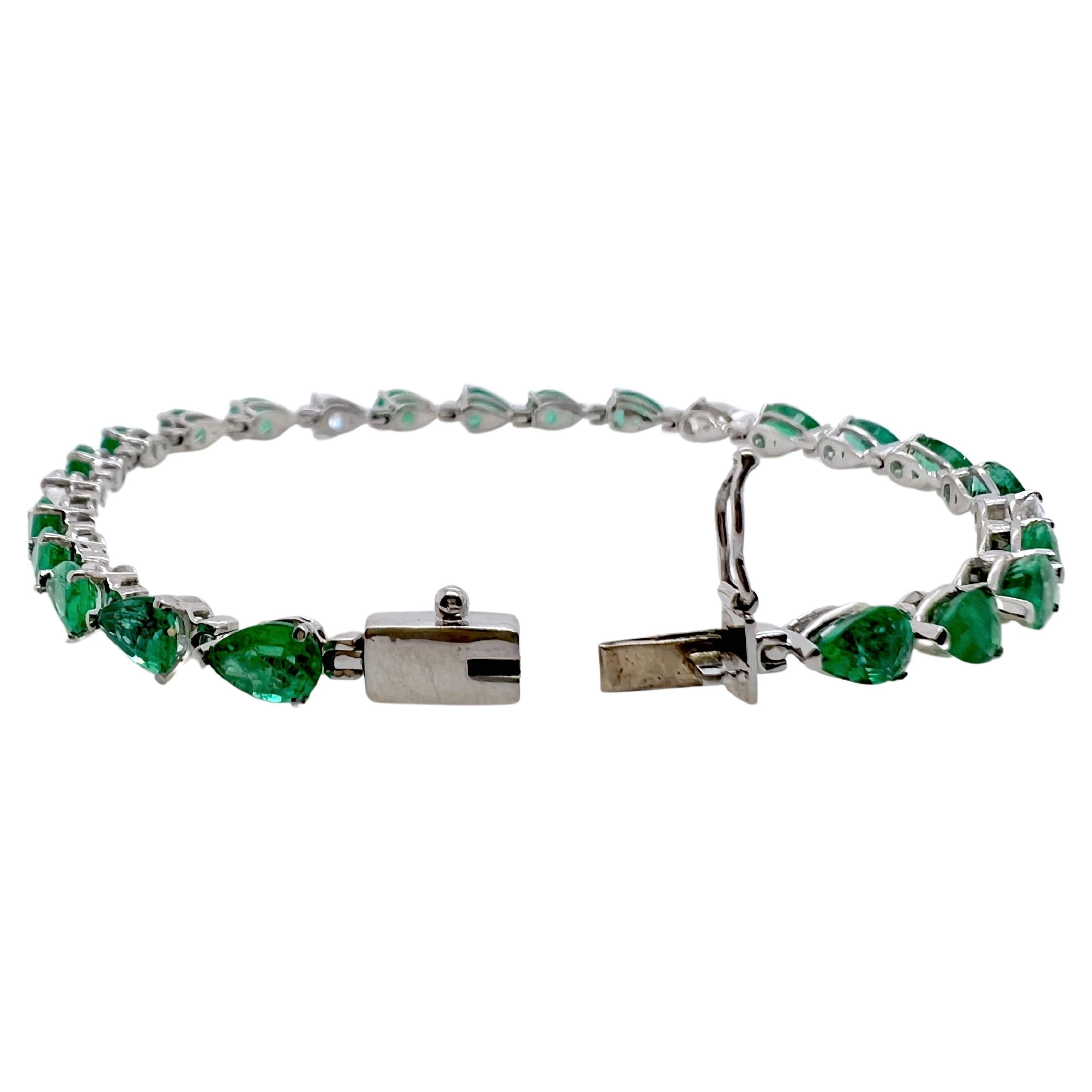 Contemporary 14k White Gold Pear Shaped Emerald & Diamond Tennis Bracelet For Sale