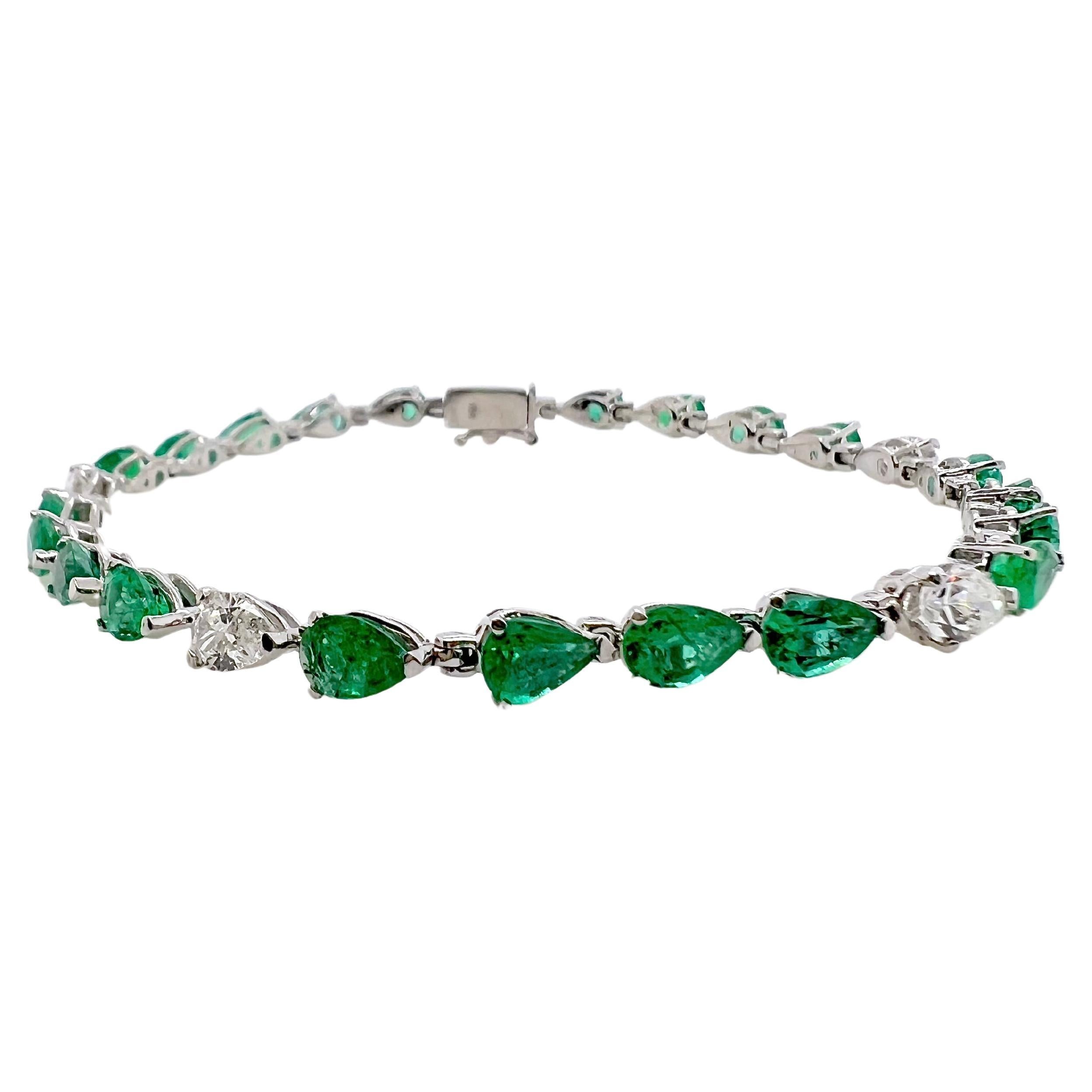 14k White Gold Pear Shaped Emerald & Diamond Tennis Bracelet For Sale