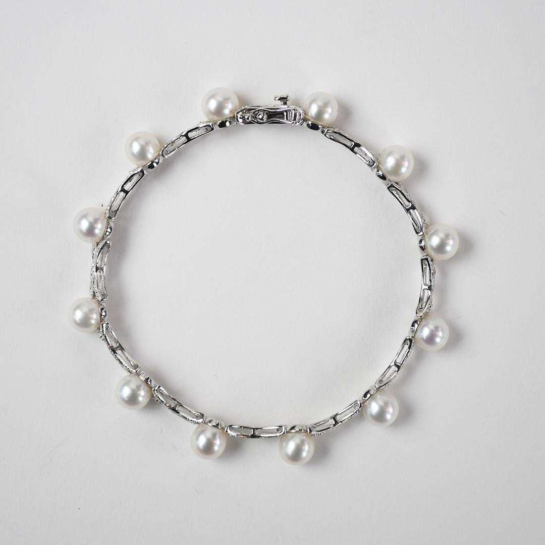 Armband aus 14 Karat Weißgold mit Perlen und Diamanten (Rundschliff)