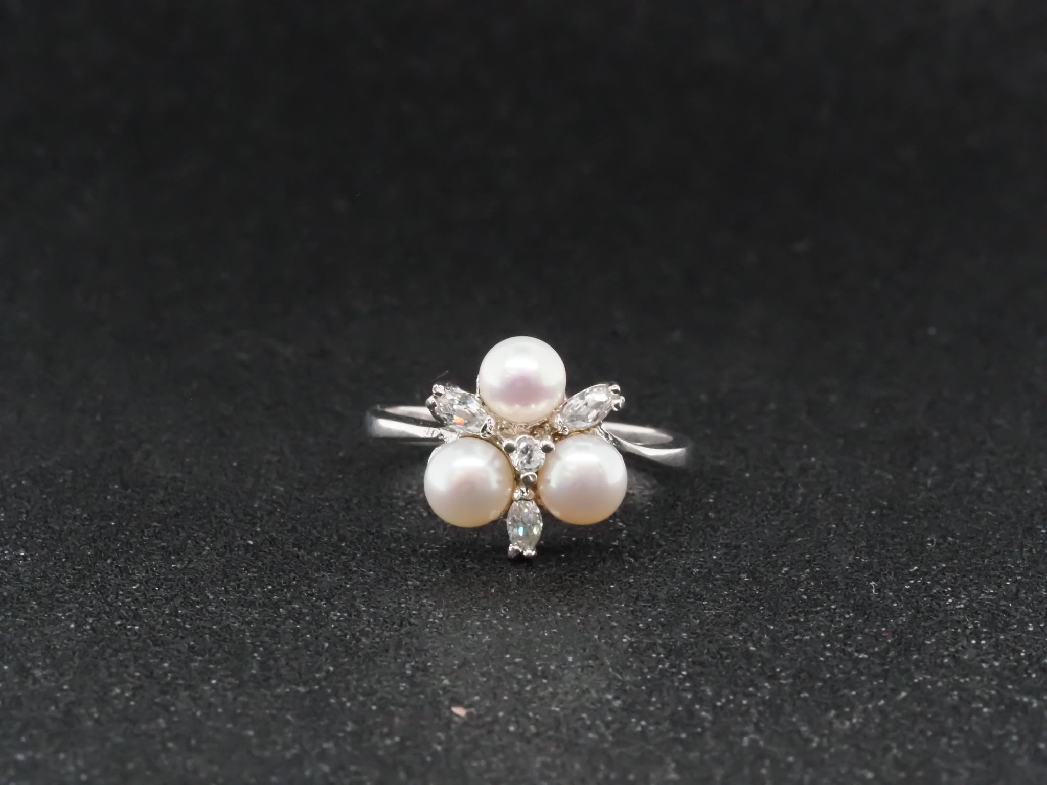 Anello da cocktail in oro bianco 14K, perle e diamanti - VHK#30 in vendita