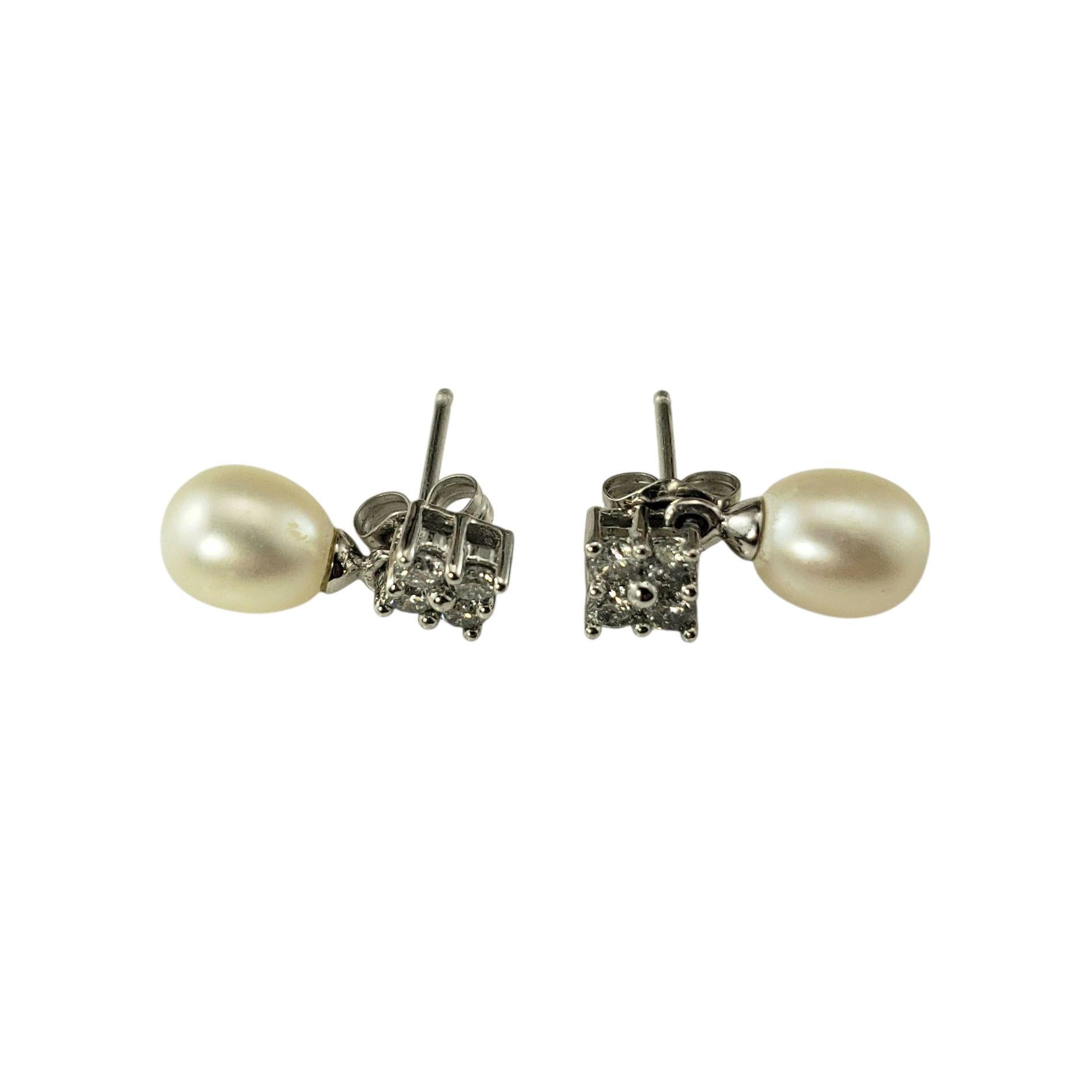Orecchini a goccia con perle e diamanti in oro bianco 14K

Questi eleganti orecchini sono realizzati in oro bianco 14K e presentano una perla coltivata a goccia (7,8 mm x 6 mm) sospesa sotto uno scintillante gruppo di quattro diamanti taglio