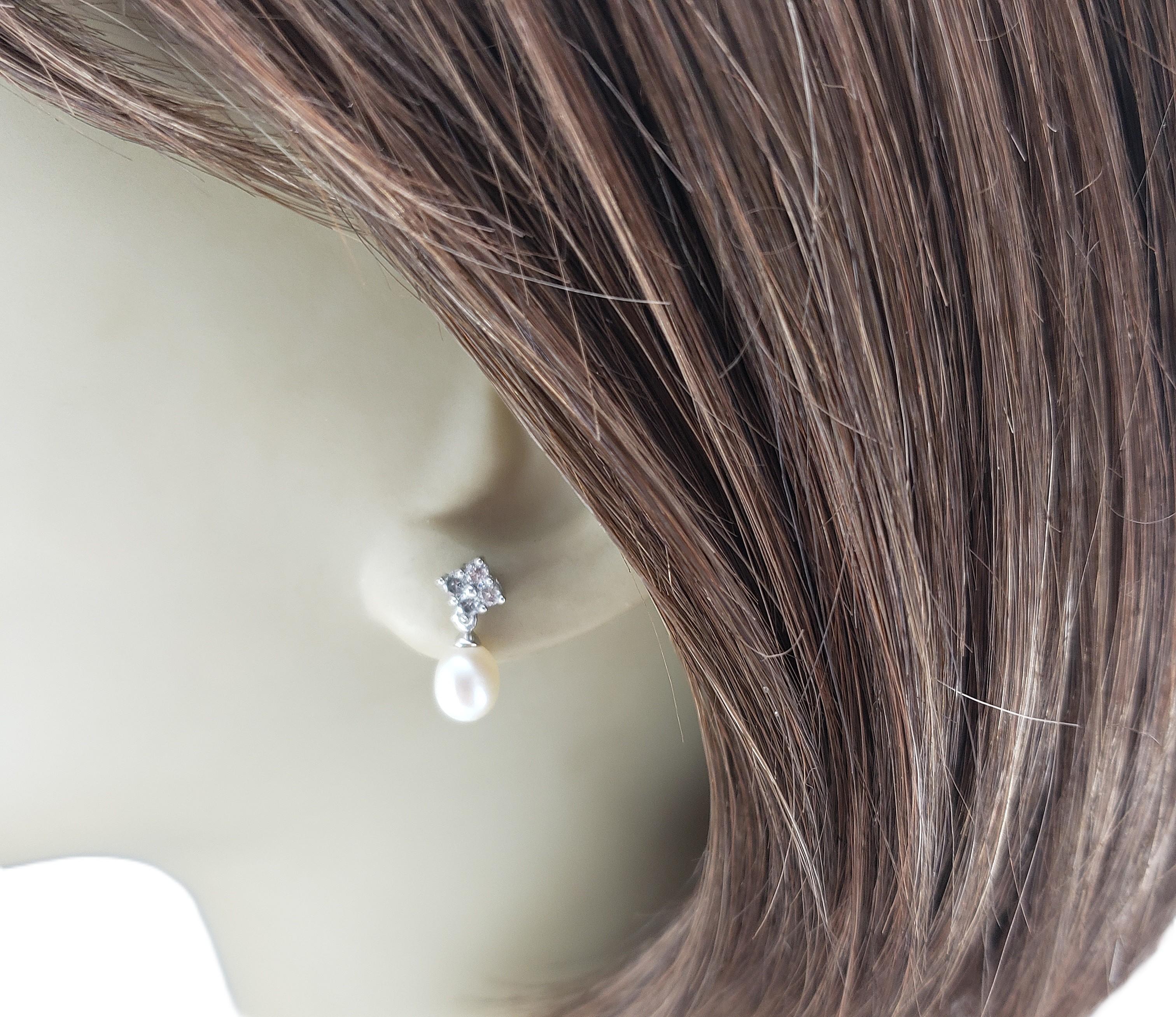Orecchini con perle e diamanti in oro bianco 14K #22870 in vendita 2