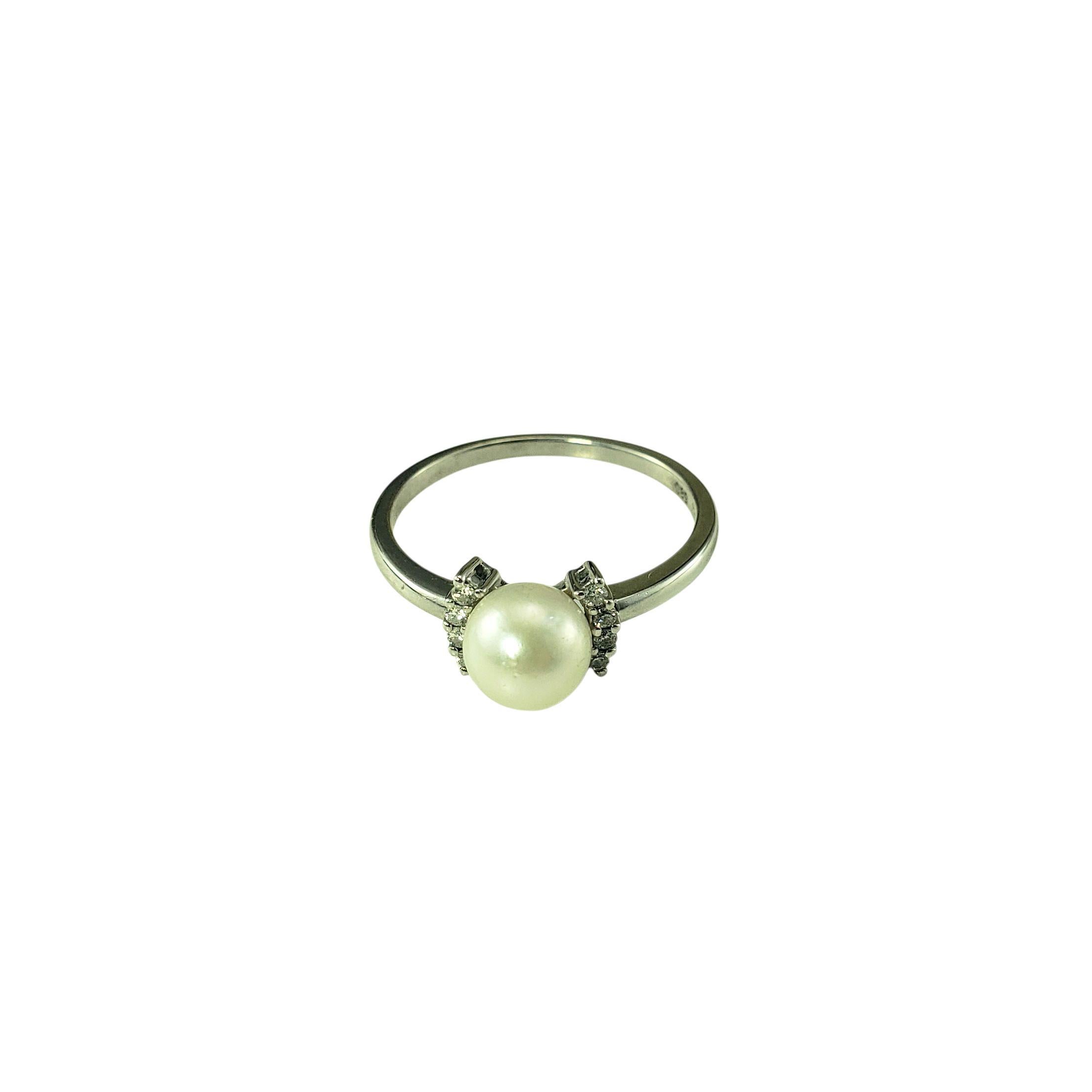 Bague en or blanc 14K avec perles et diamants Taille 6.75

Classique et élégante, cette bague en or blanc 14 carats présente une perle de culture lumineuse (7 mm) rehaussée de huit diamants étincelants de taille brillant. Une pièce intemporelle qui