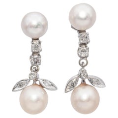 Orecchini pendenti in oro bianco 14K con perle e diamanti con motivo a foglie