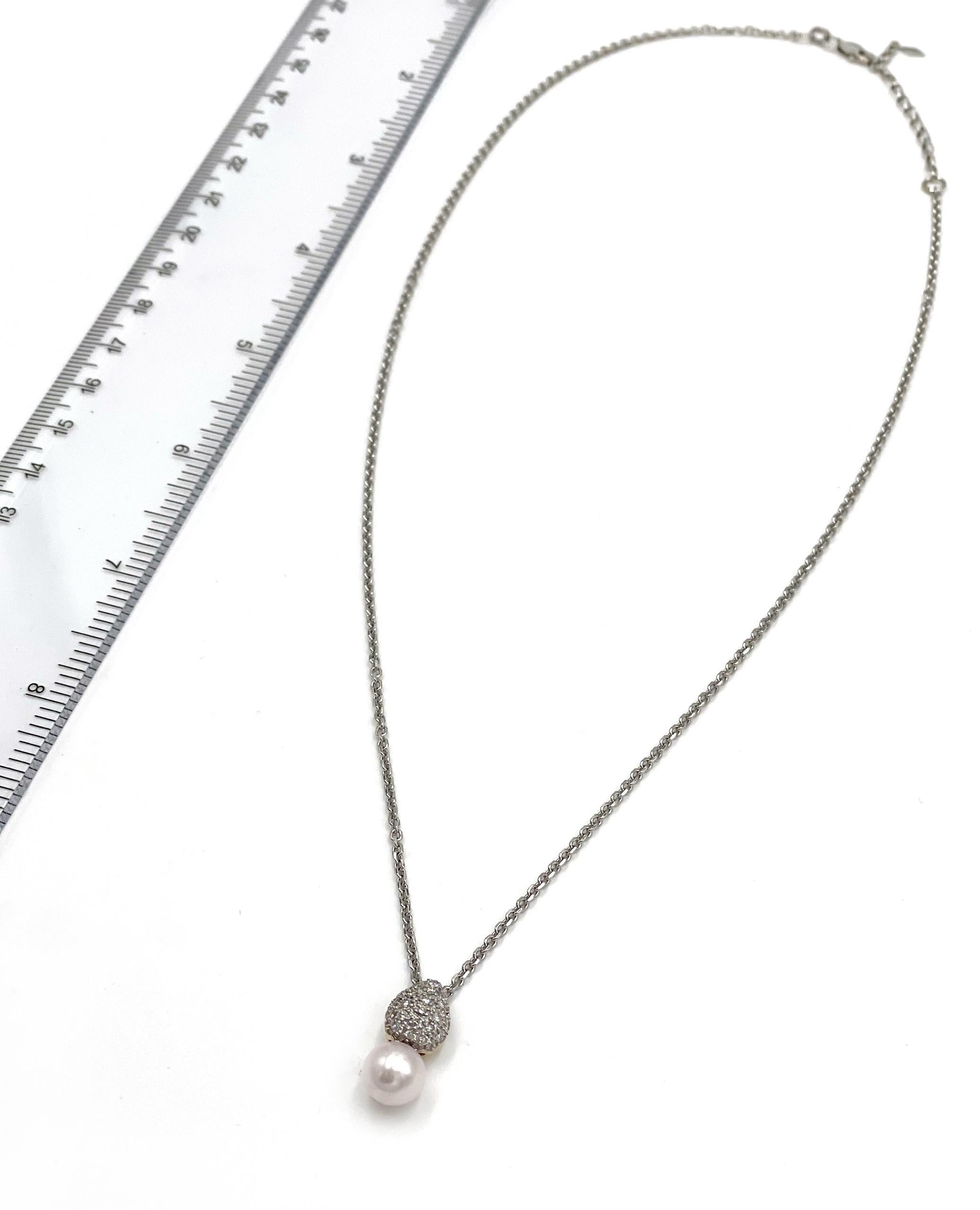 Collana con pendente di perle in oro bianco 14K con diamanti rotondi taglio brillante incastonati per un peso totale di circa 0,25 carati.

*La collana può essere indossata a 18-20 pollici di lunghezza.