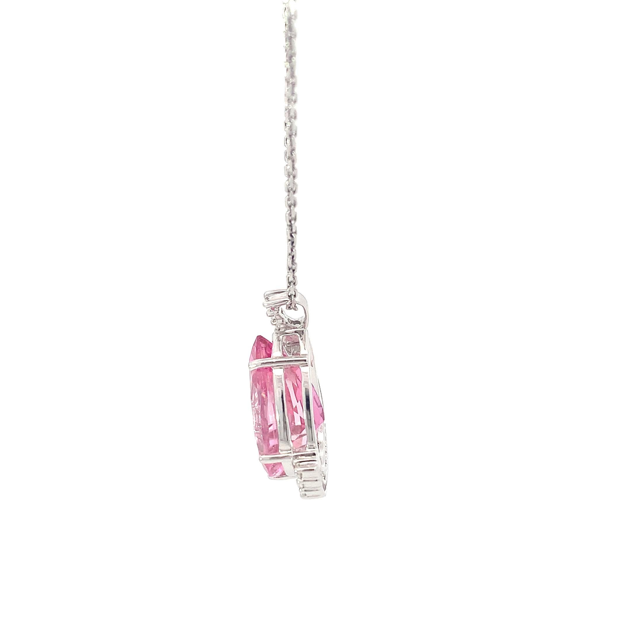 Élégant et contemporain, ce pendentif en or blanc 14 carats présente un design demi-croissant saisissant, alliant sophistication moderne et charme intemporel. En son centre, une captivante topaze rose taillée en poire se trouve sous les feux de la