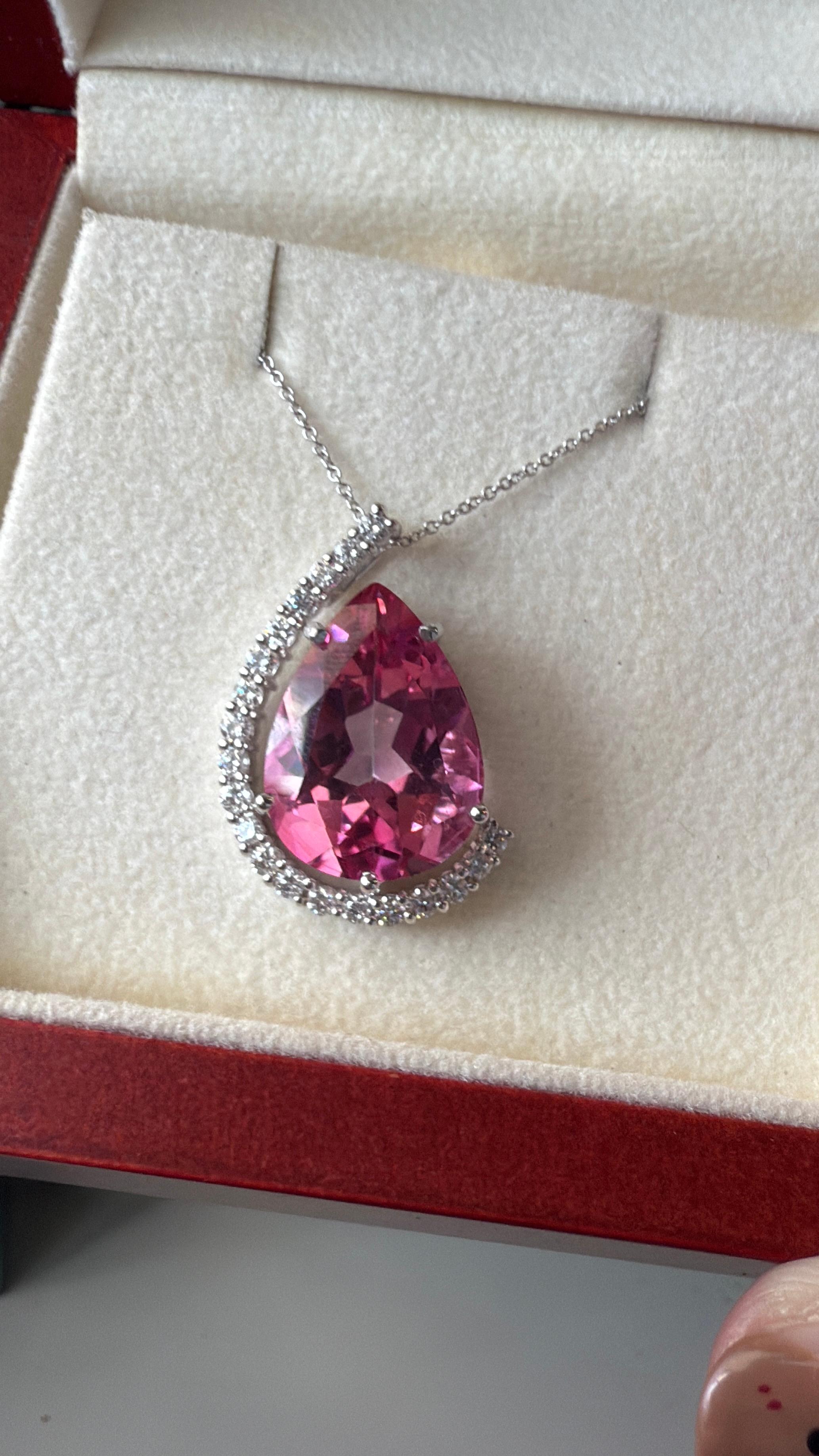Pendentif en or blanc 14 carats, diamant et topaze rose en forme de poire Unisexe en vente