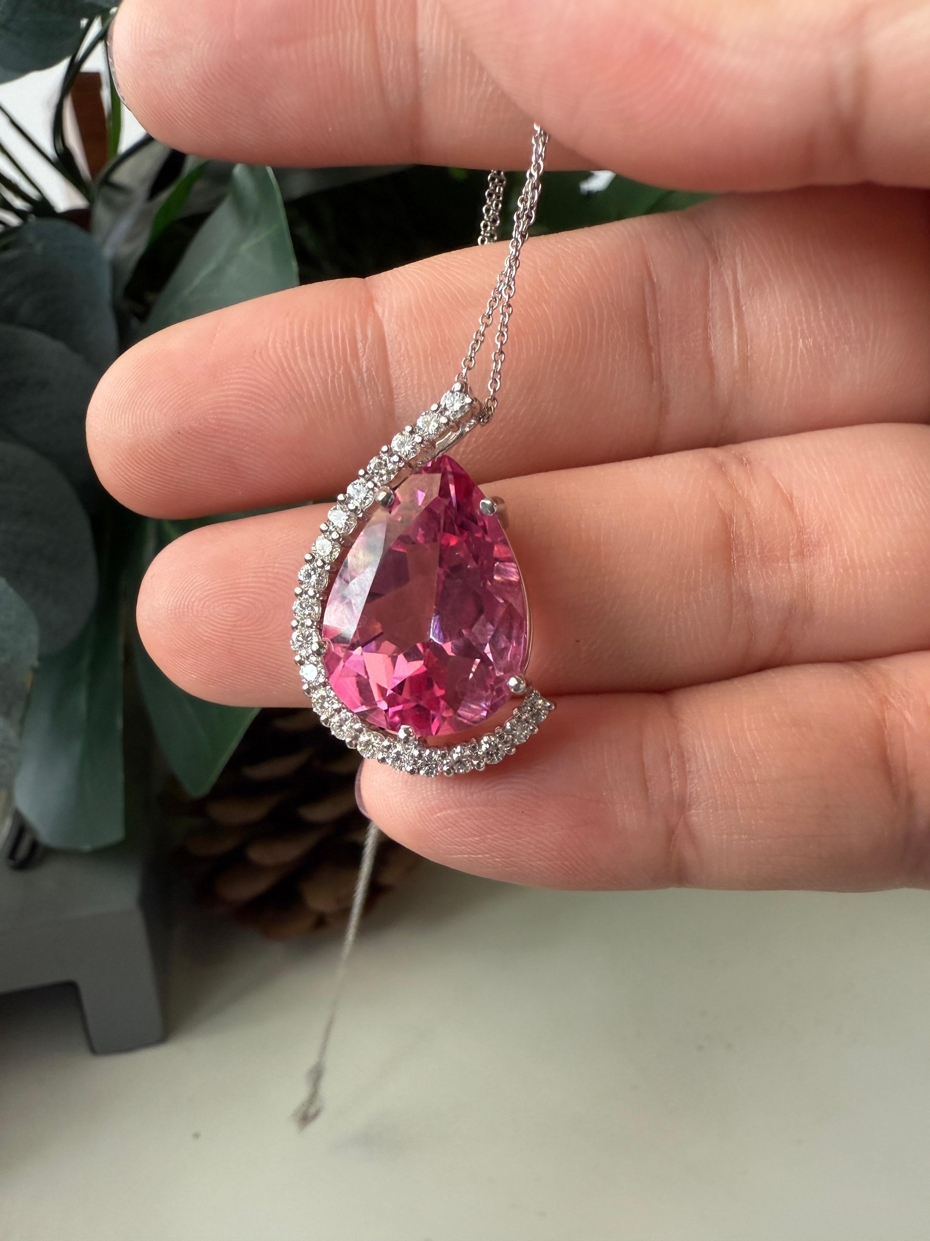 Pendentif en or blanc 14 carats, diamant et topaze rose en forme de poire en vente 2