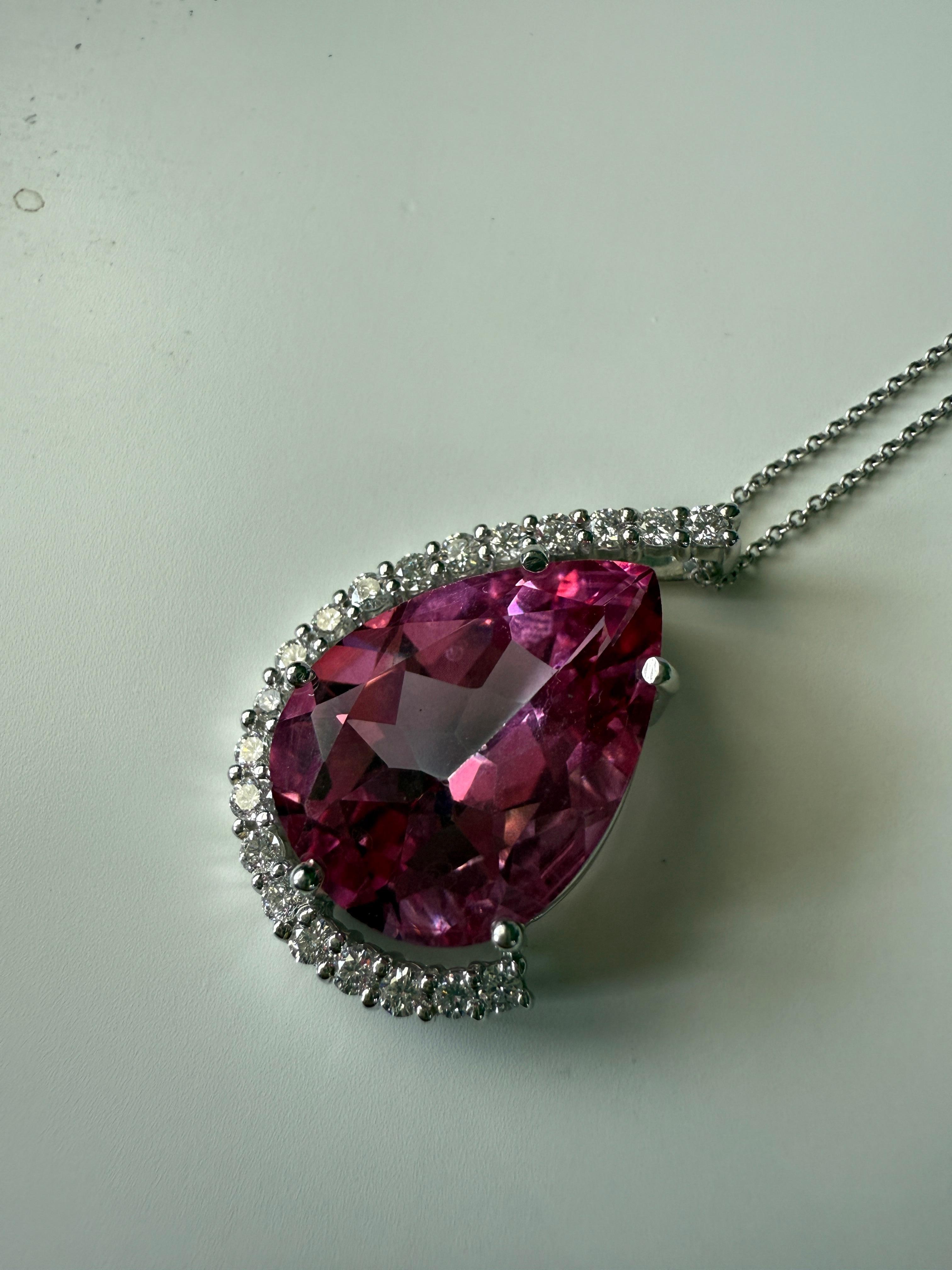 Pendentif en or blanc 14 carats, diamant et topaze rose en forme de poire en vente 3