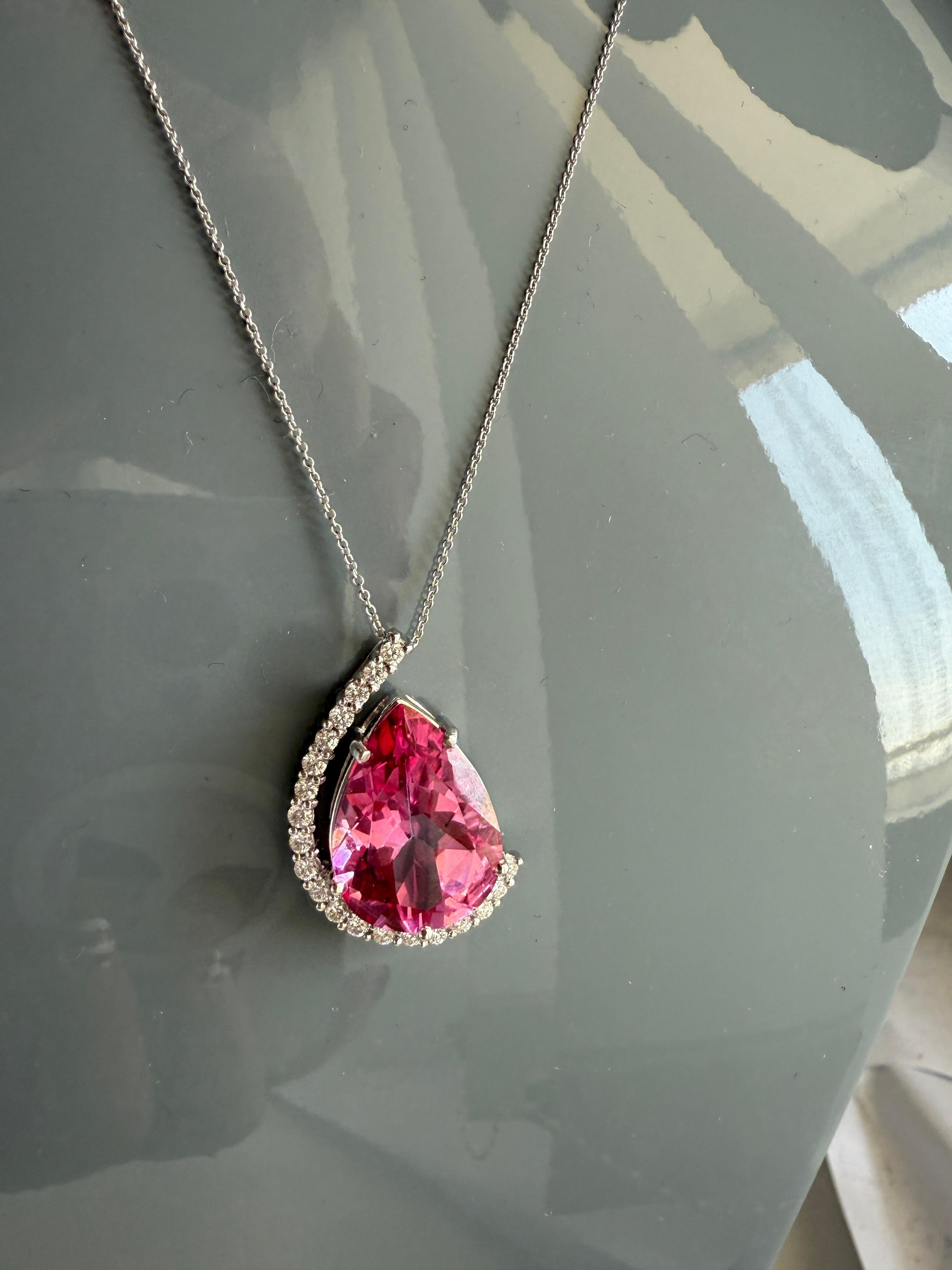 Pendentif en or blanc 14 carats, diamant et topaze rose en forme de poire en vente 4
